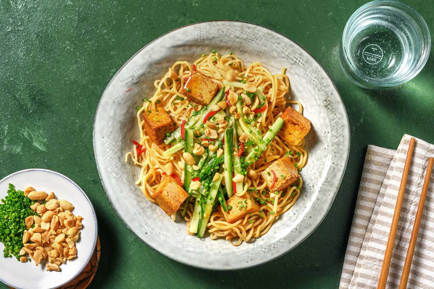 Noodles saltati e tofu in agrodolce