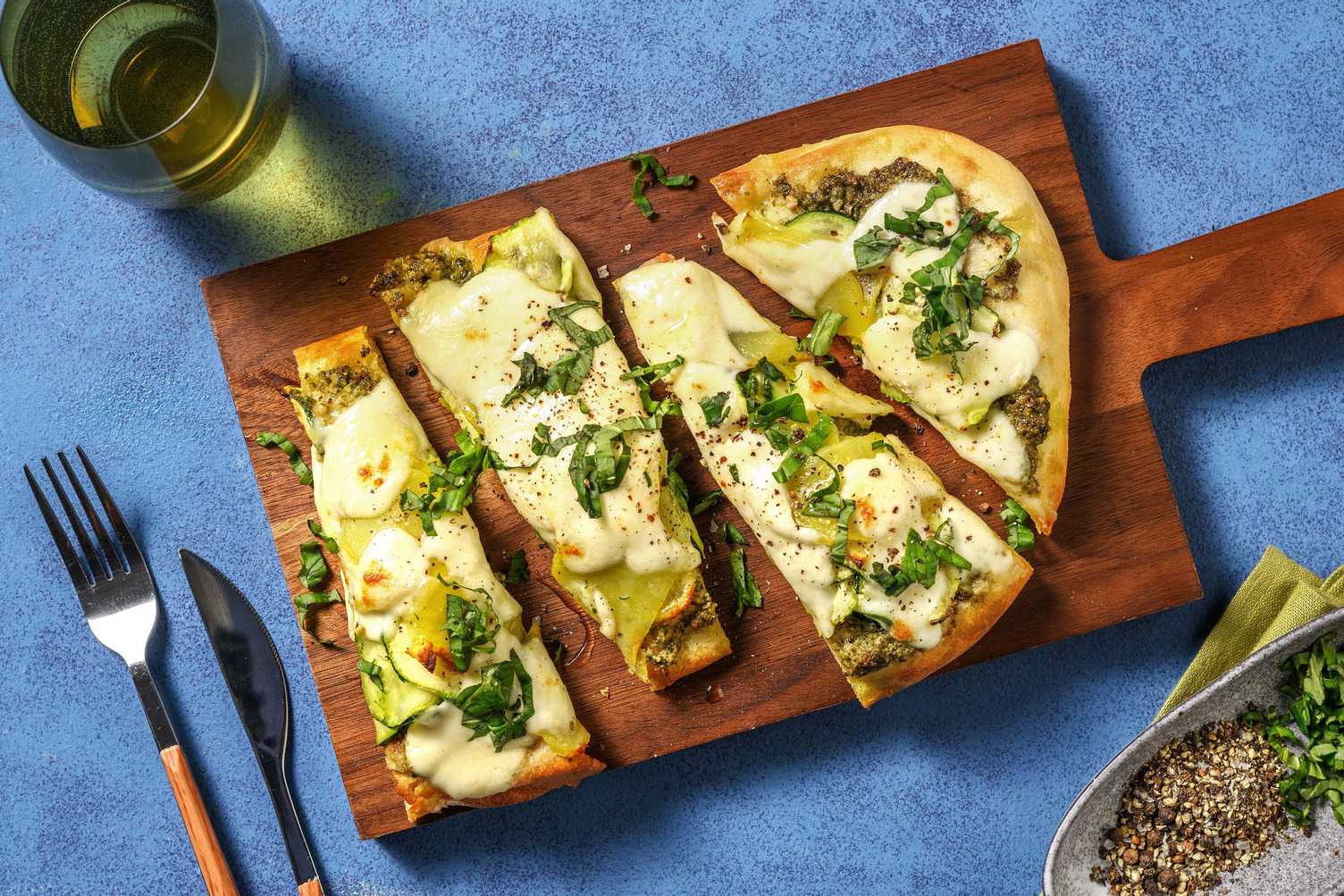 Pinsa filante con pesto di basilico e mozzarella