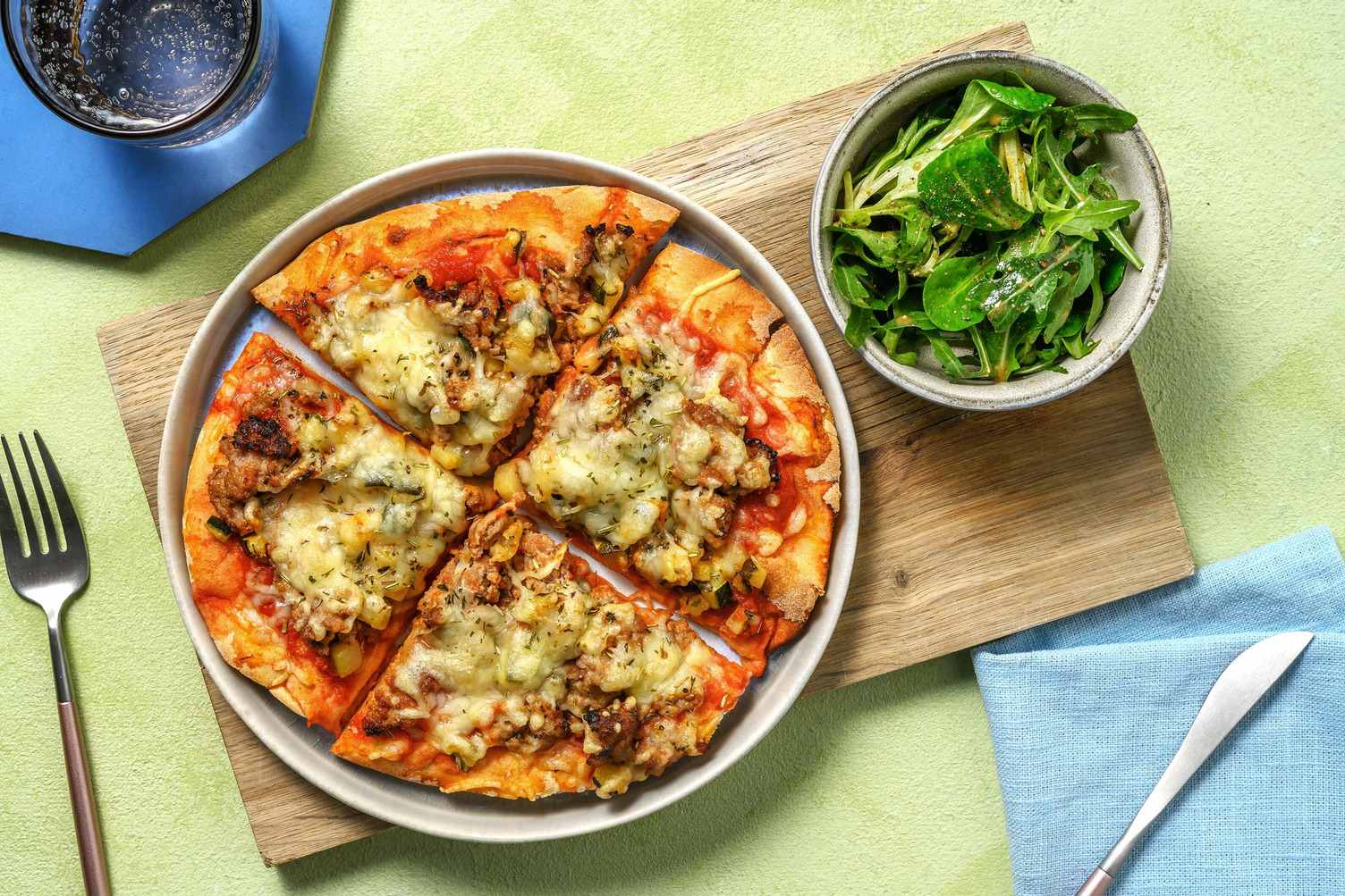 Pizza naan au bœuf, courgette & cheddar