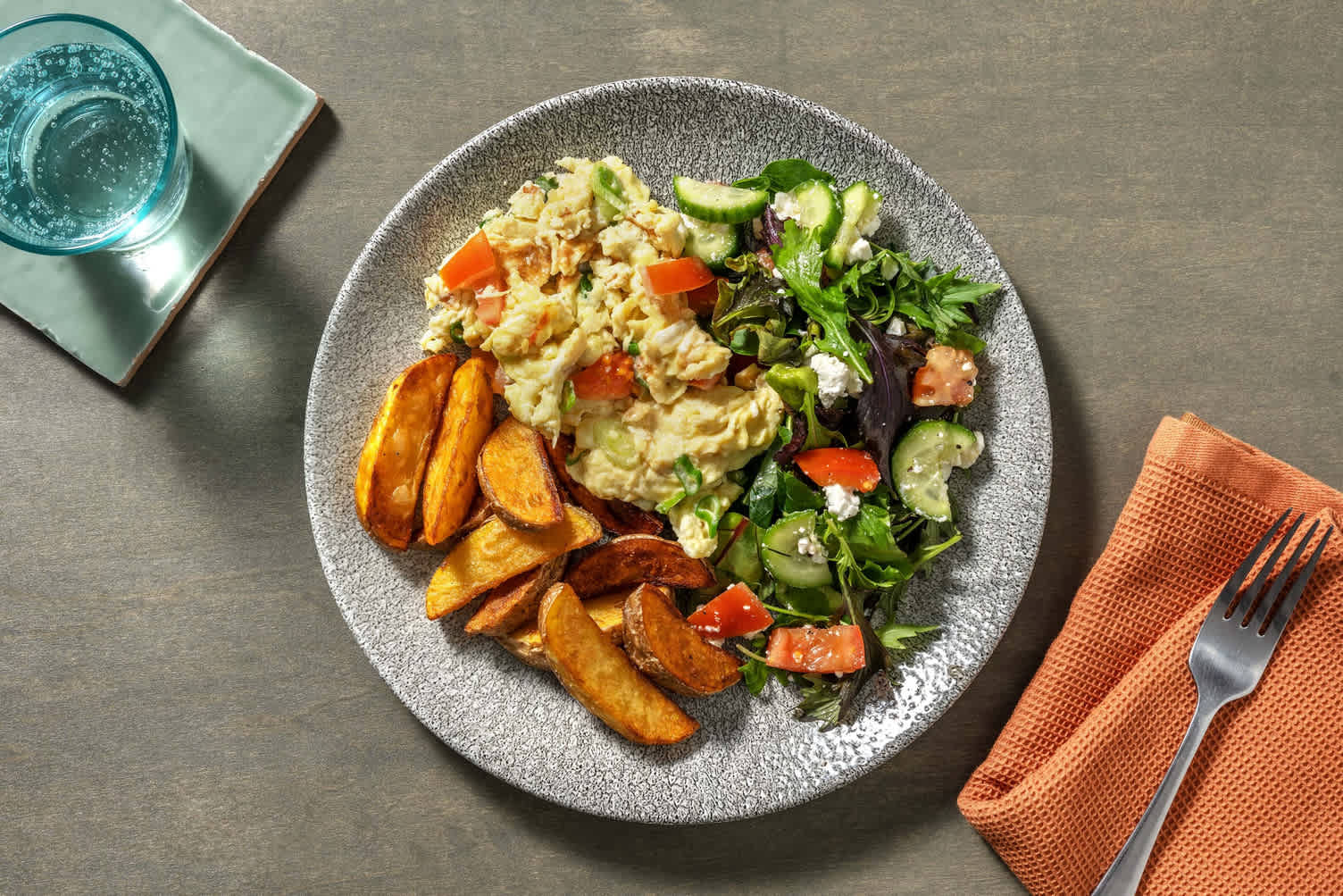 Œufs brouillés à la méditerranéenne et mesclun