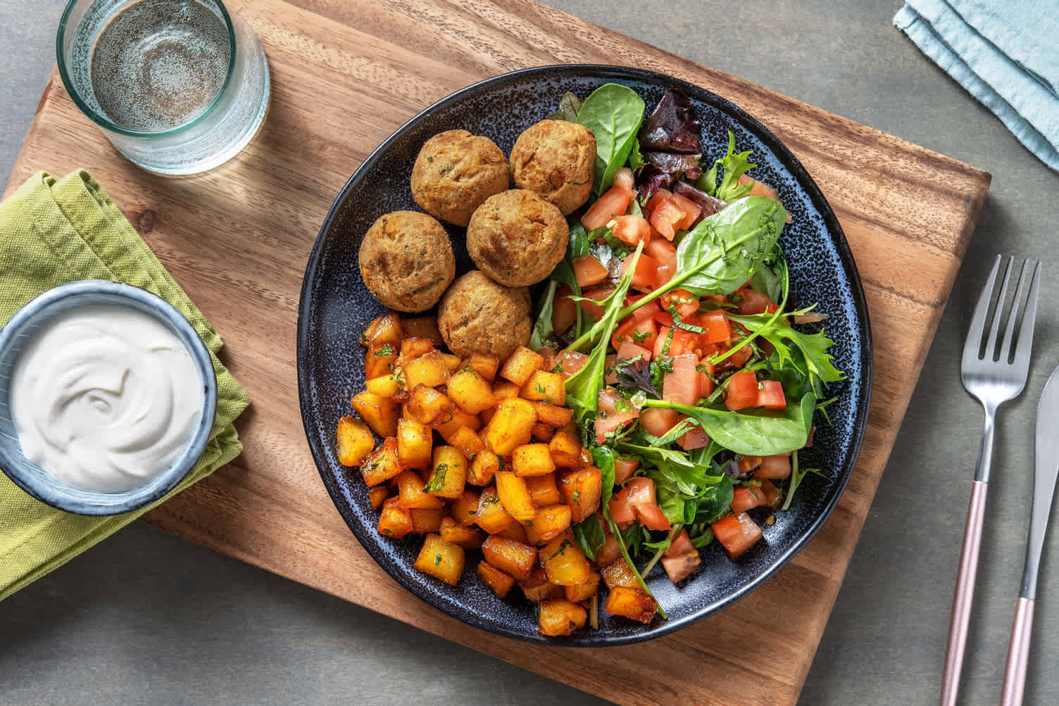 Batata harra libanaises, falafels & salade