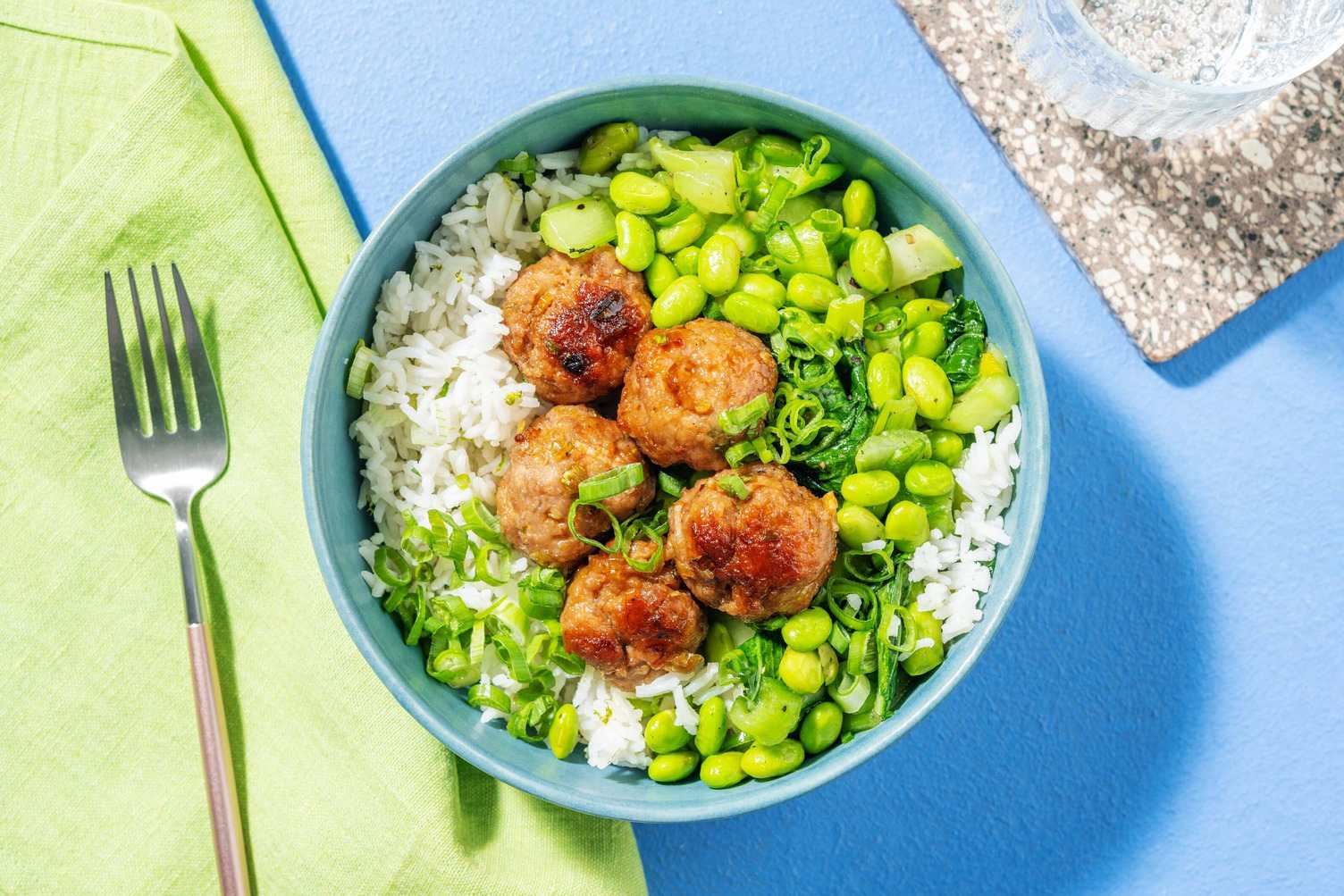 Japanse stijl bowl met kipgehaktballetjes