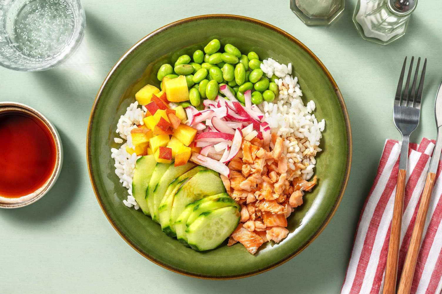 Poke bowl  di salmone affumicato 