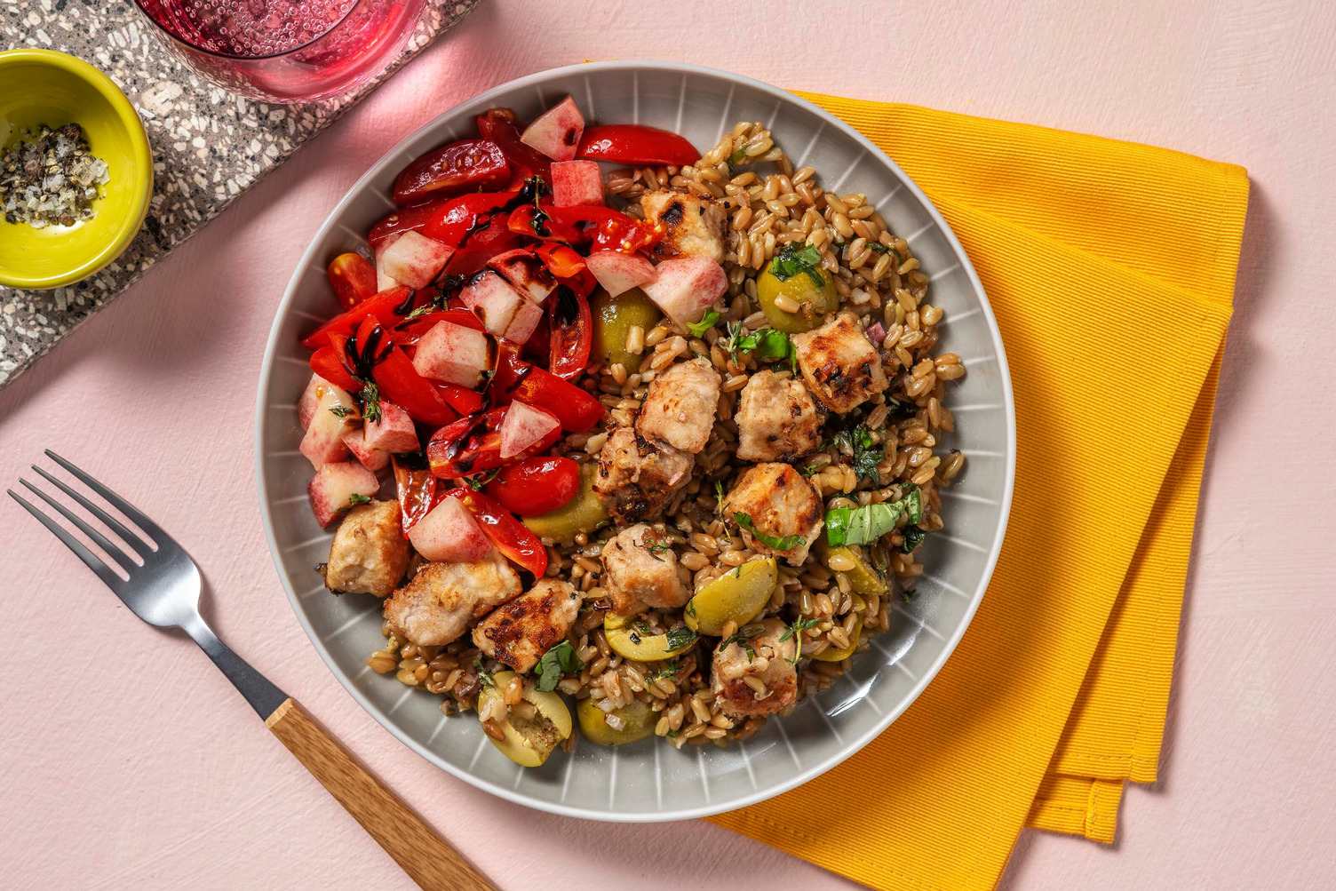 Bocconcini di maiale con pesche e datterini