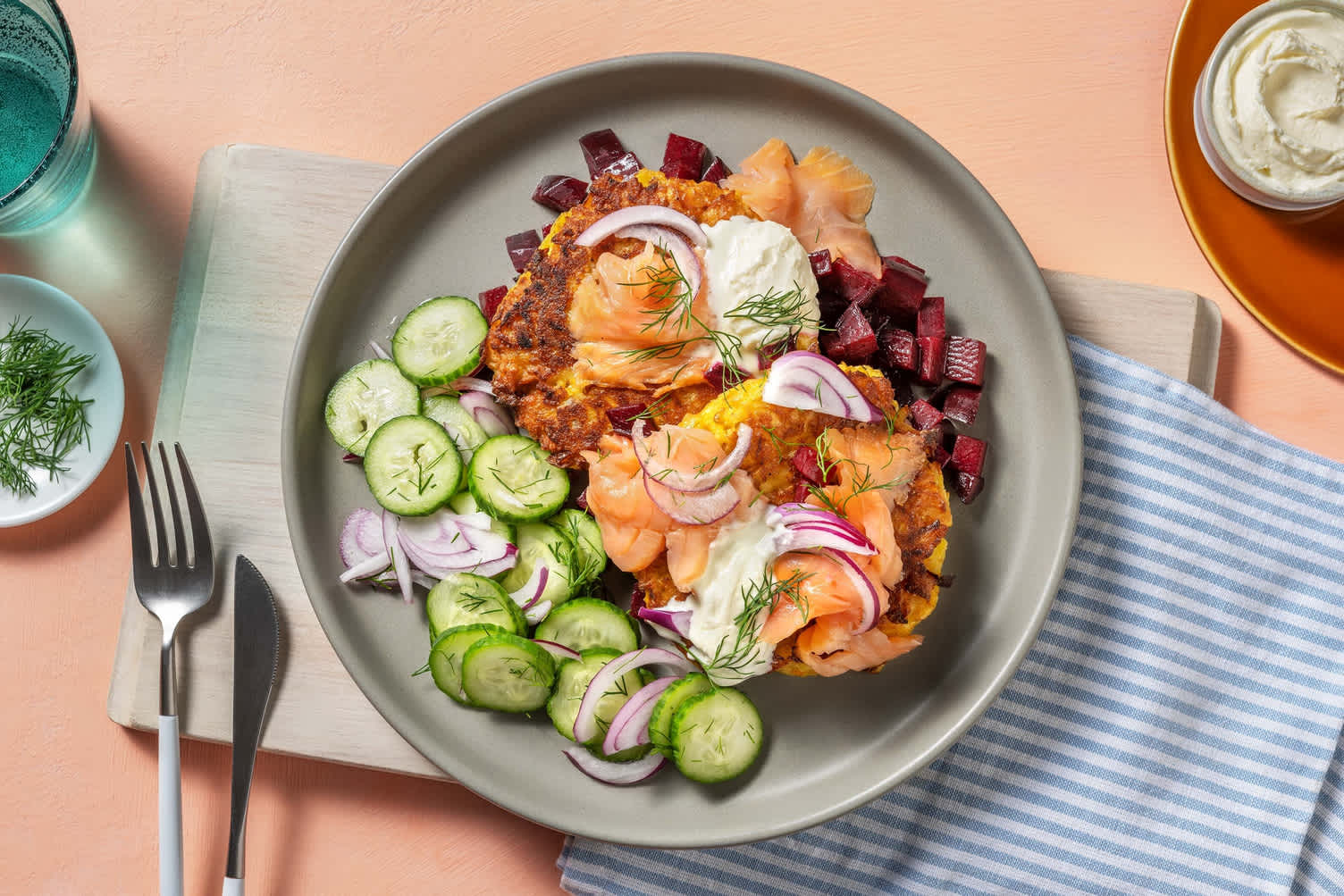 Stegt rodfrugtsrösti og røget laks