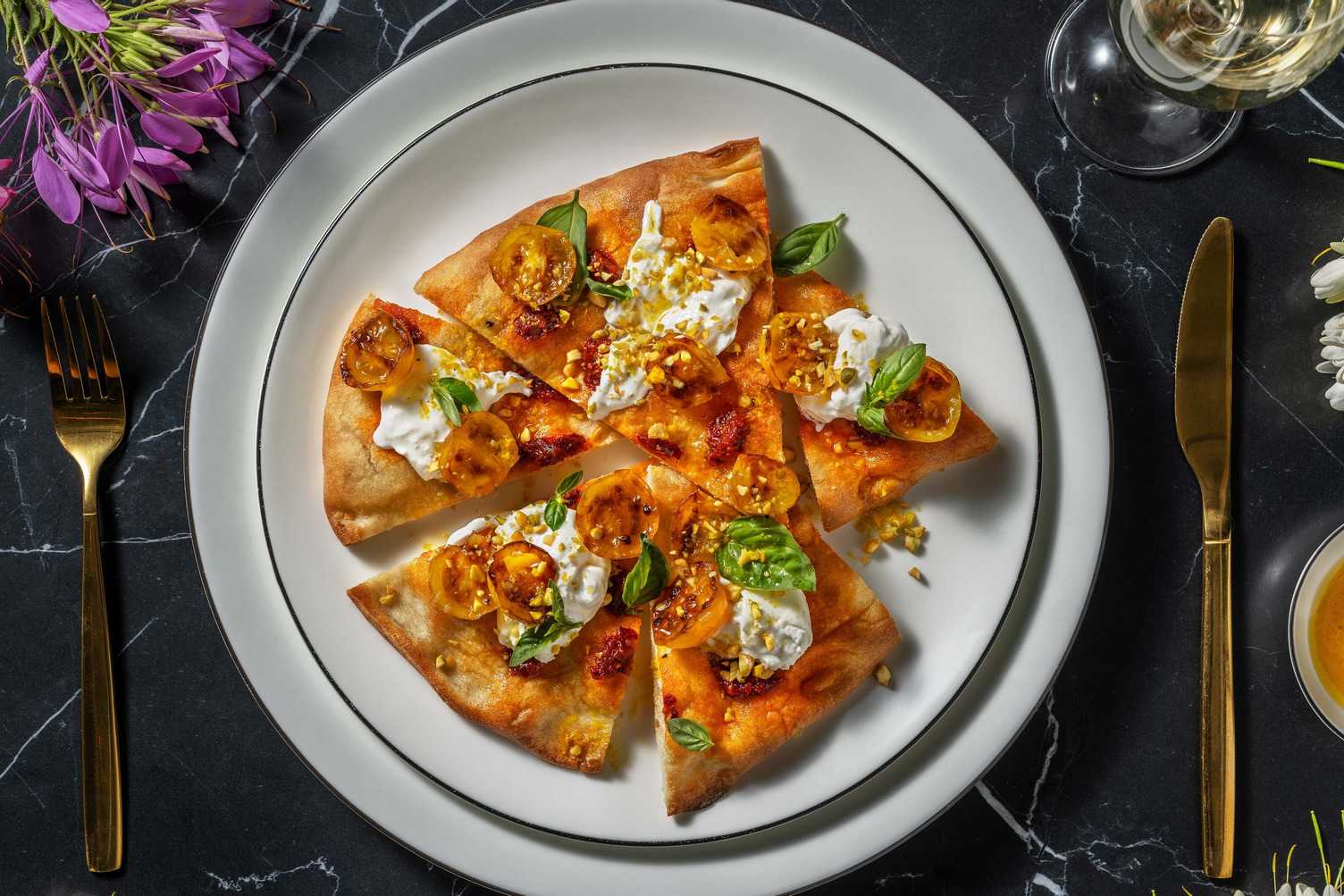 Pinsa ricca con 'nduja, burrata e pistacchi