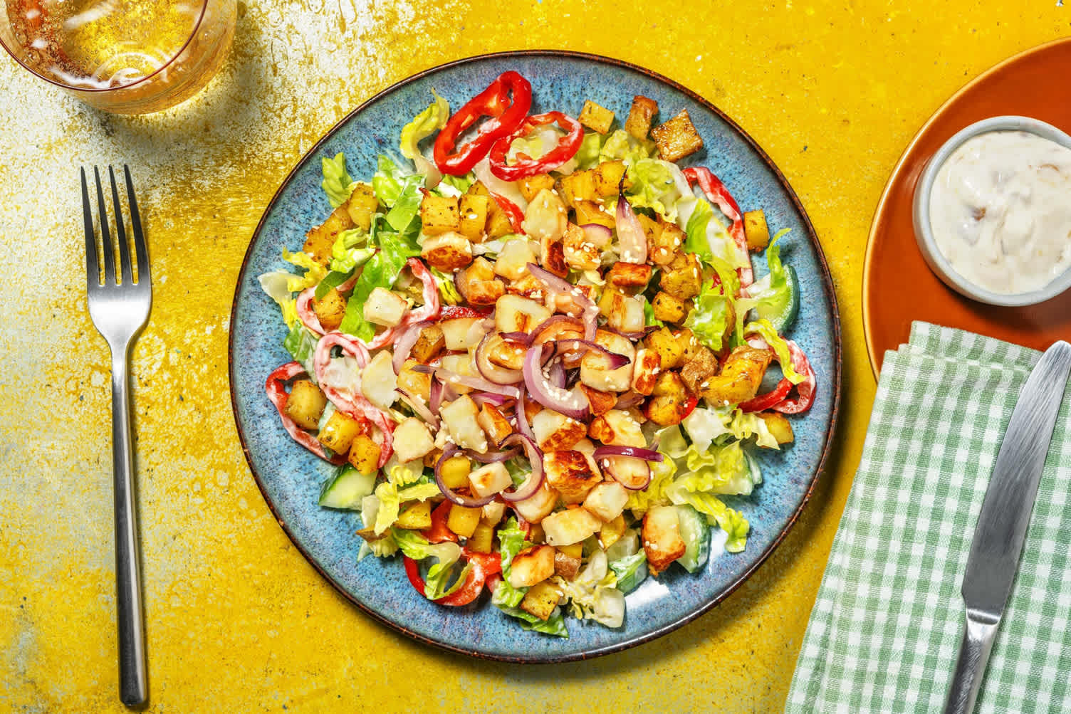 Würfelsalat mit Harissa-Grillkäse 