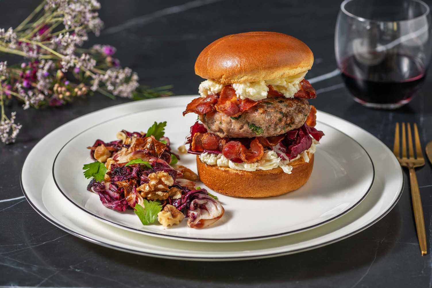 Hamburger di carne con bacon e burrata