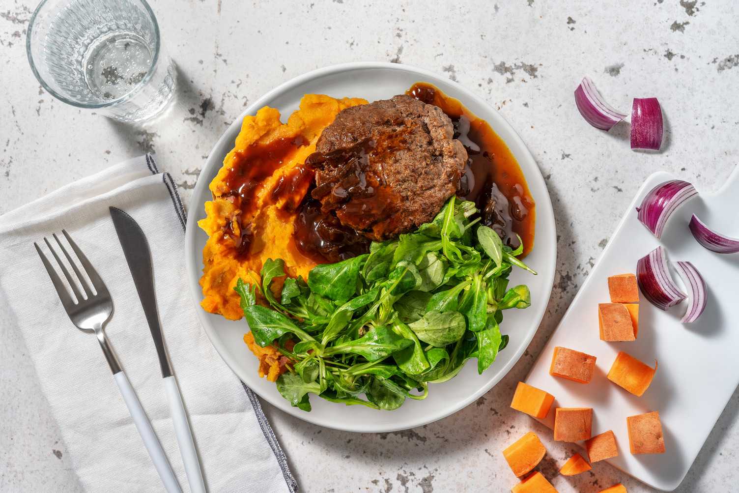 Wildzwijnburger met saus van pikante uienchutney