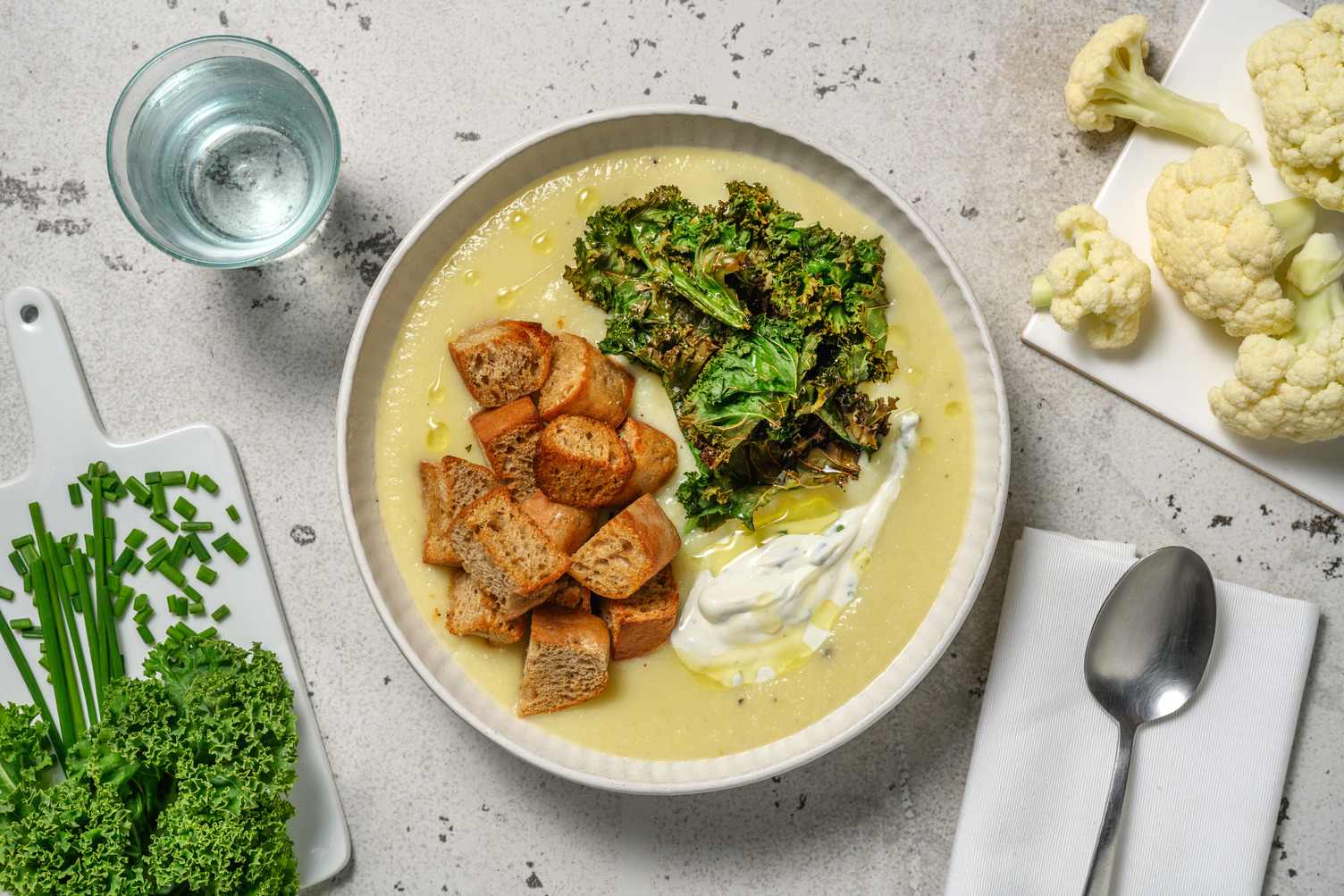 Crema di cavolfiore e chips di cavolo nero