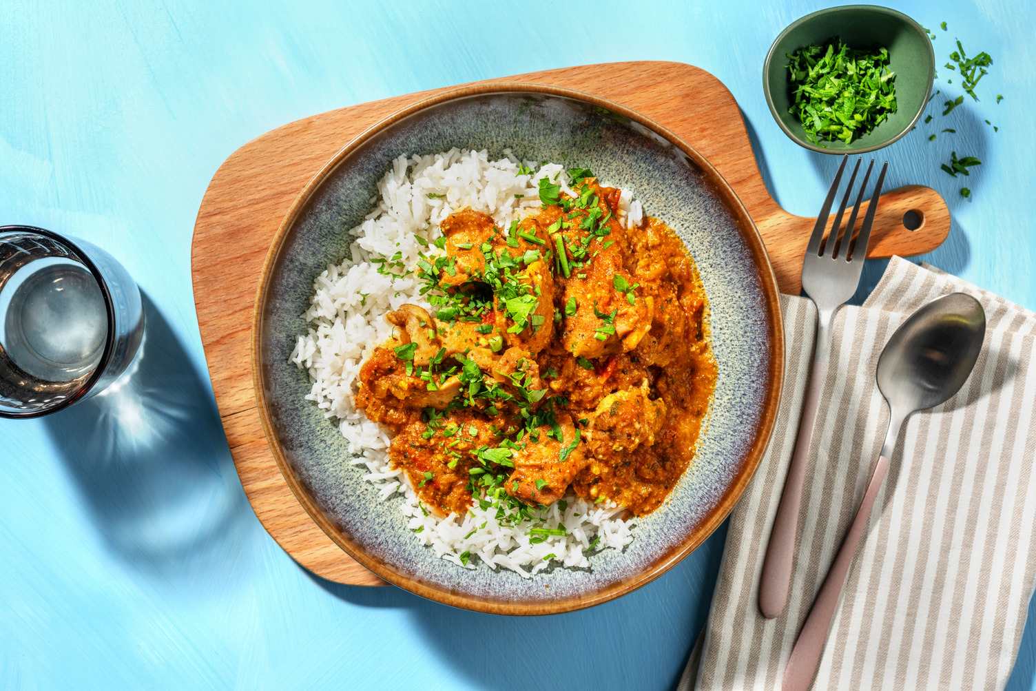 Guiso de pollo con verduras y picada de frutos secos