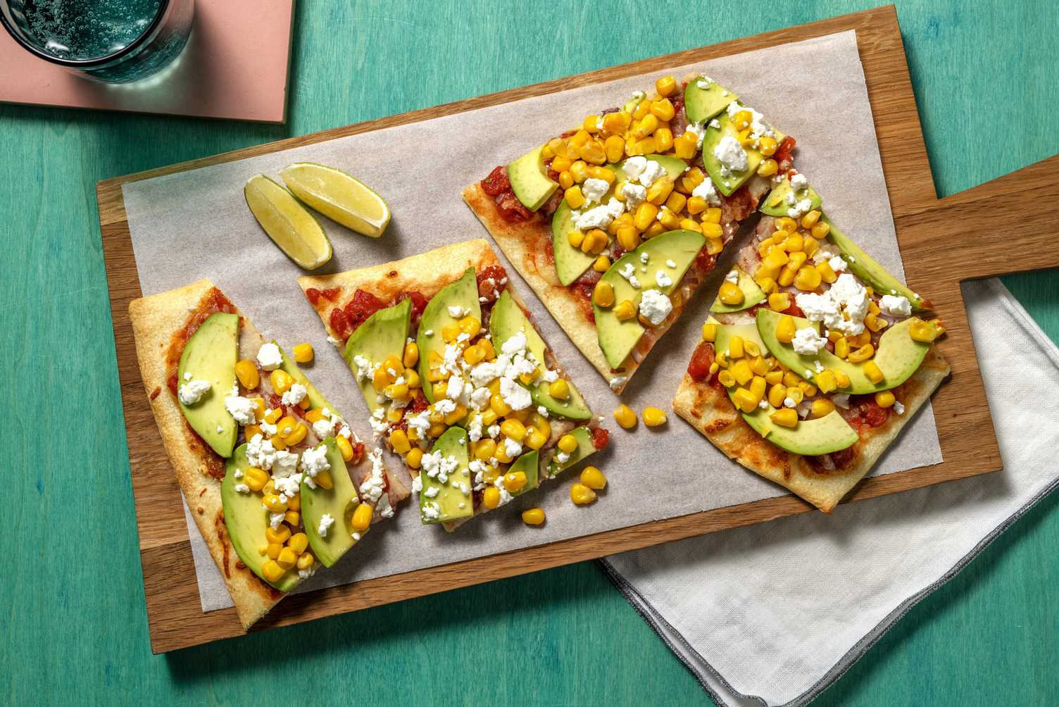 Mexicaanse stijl pizza met avocado 