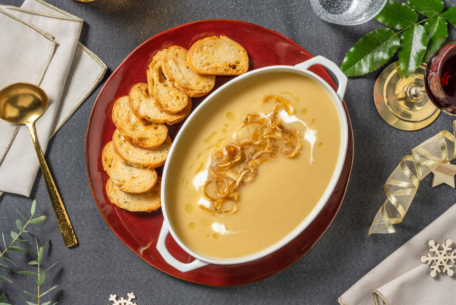 Pastinaaksoep met knoflook-rozemarijnolie