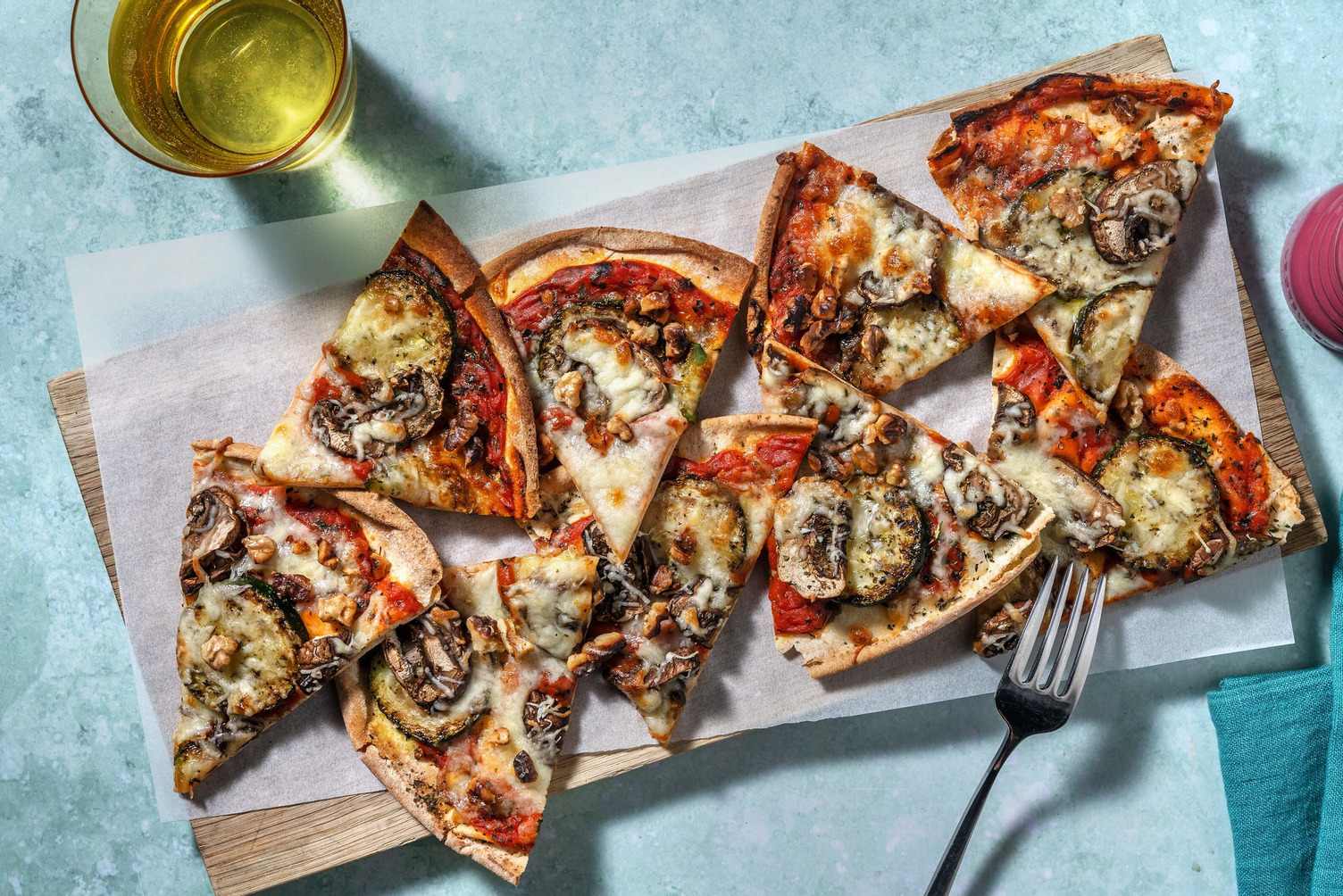 Pizza sur pain plat aux 3 fromages et à la courgette
