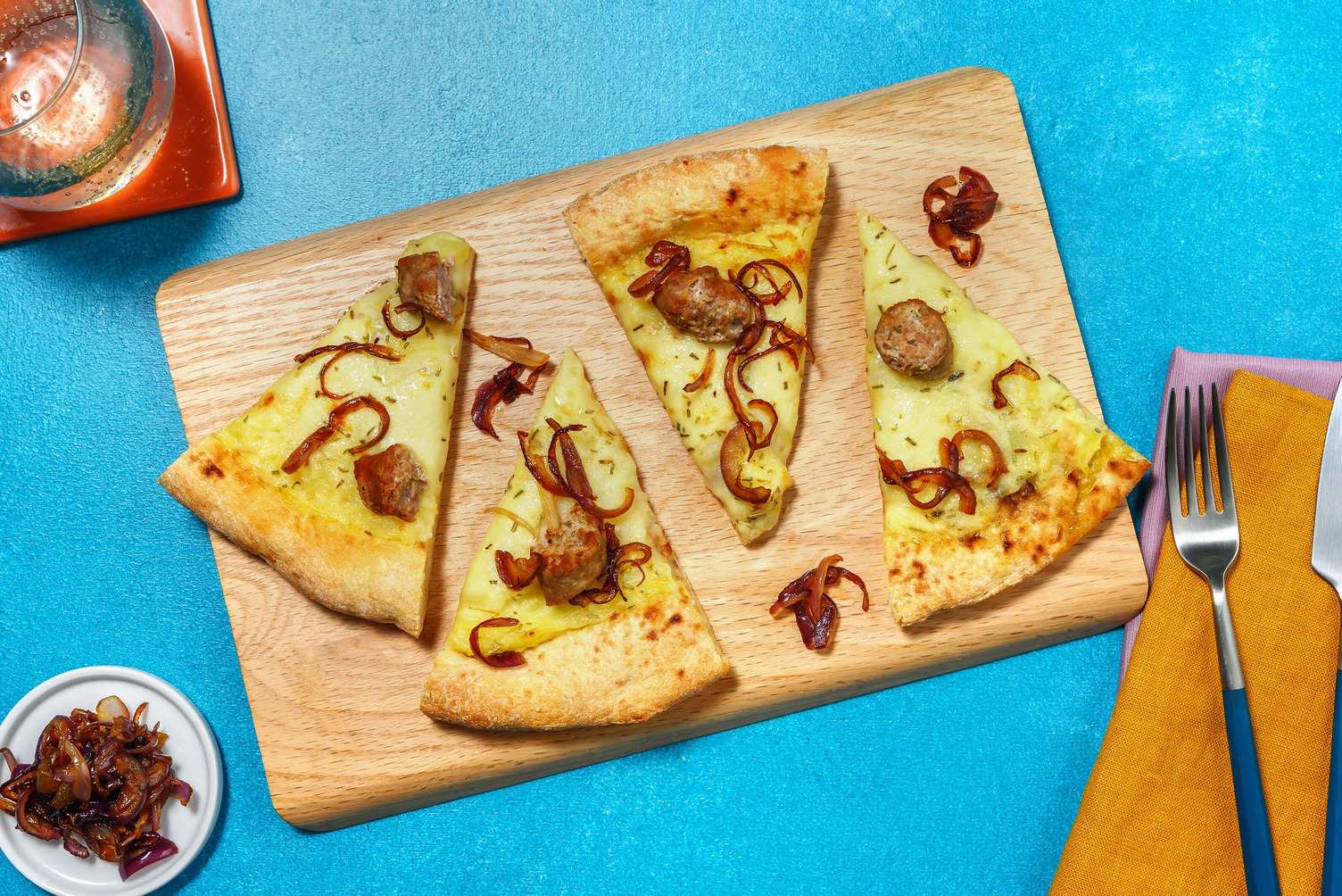 Pizza bianca salsiccia e mozzarella