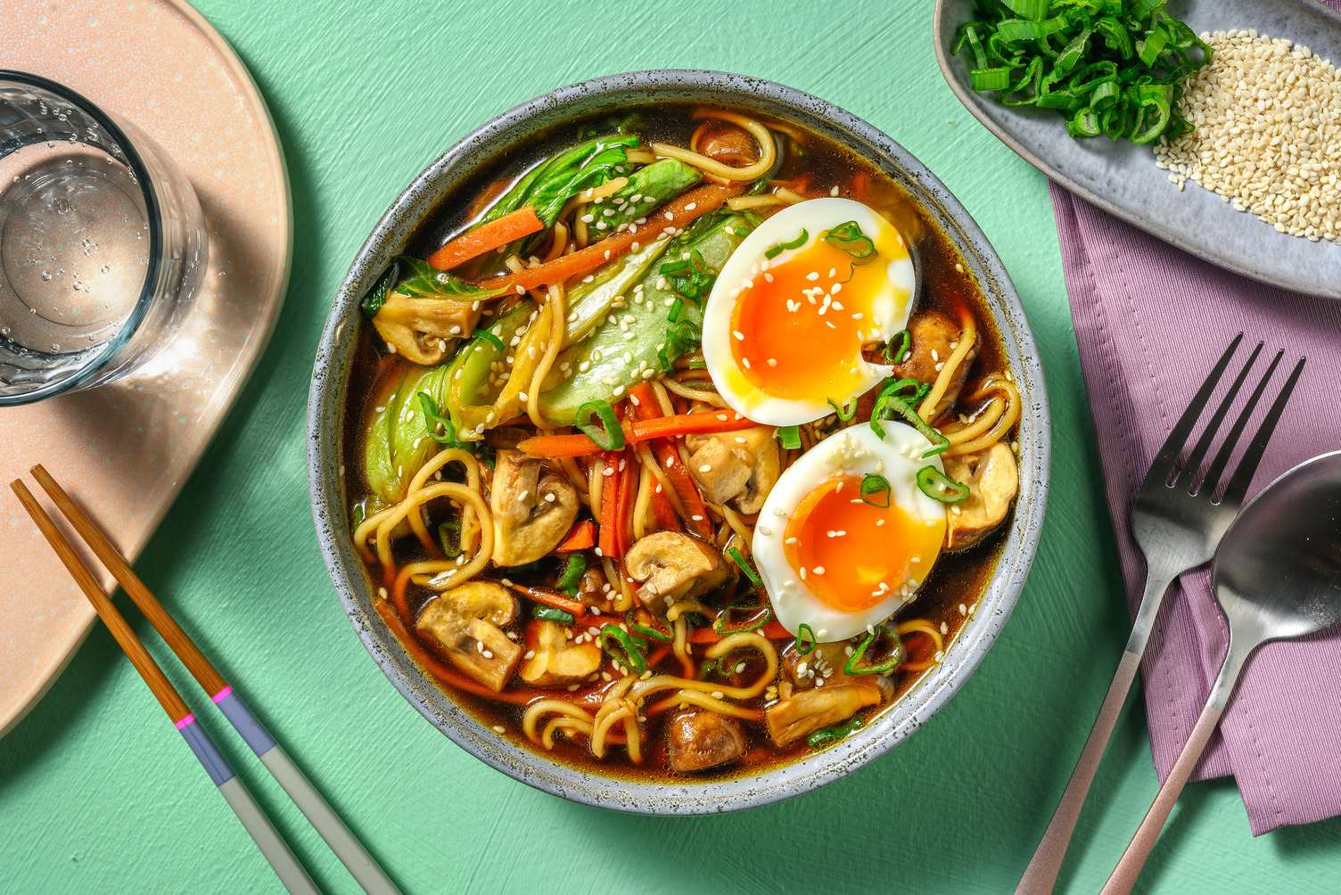Snelle vegetarische ramen met kastanjechampignons