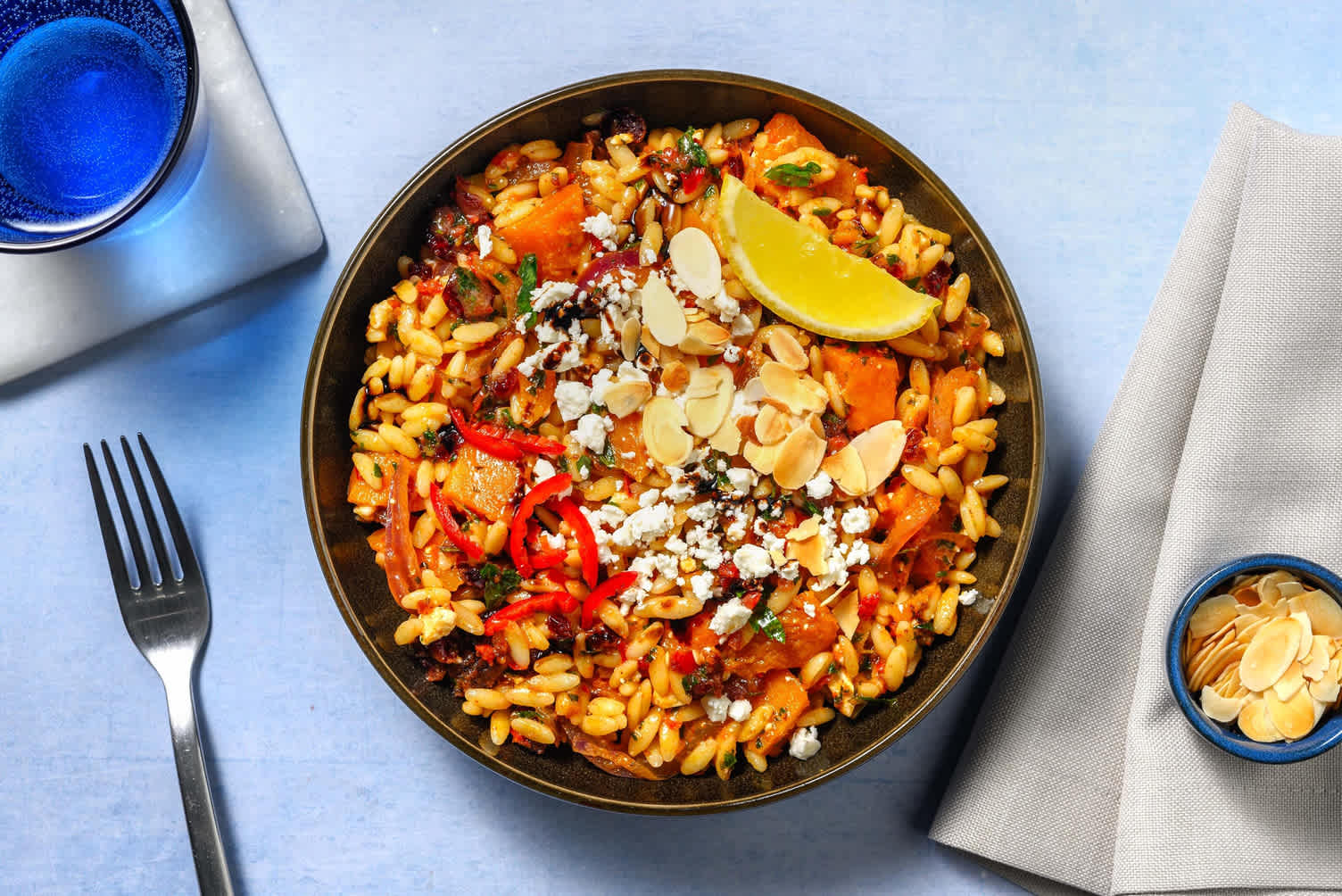 Warmer Orzo-Salat mit Kürbis-Zwiebel-Gemüse