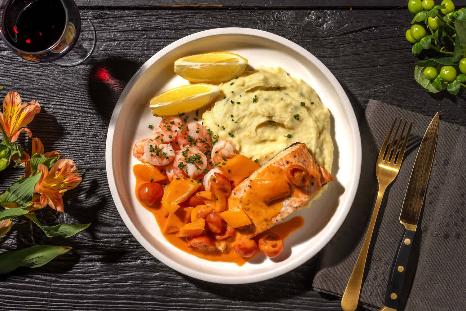 Saumon géant grillé et crevettes à l’ail