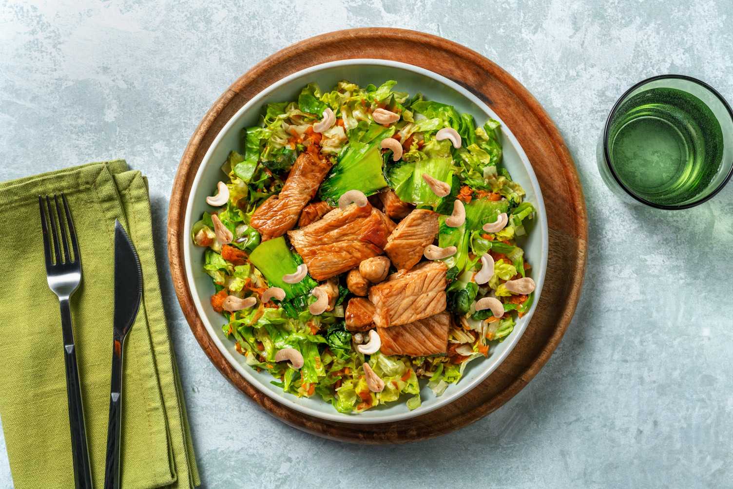 Cerdo adobado sobre ensalada asiática