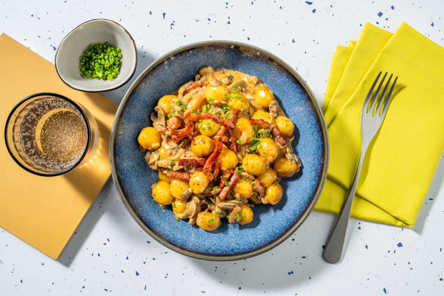 Gnocchis en salsa cremosa de harissa y bacon