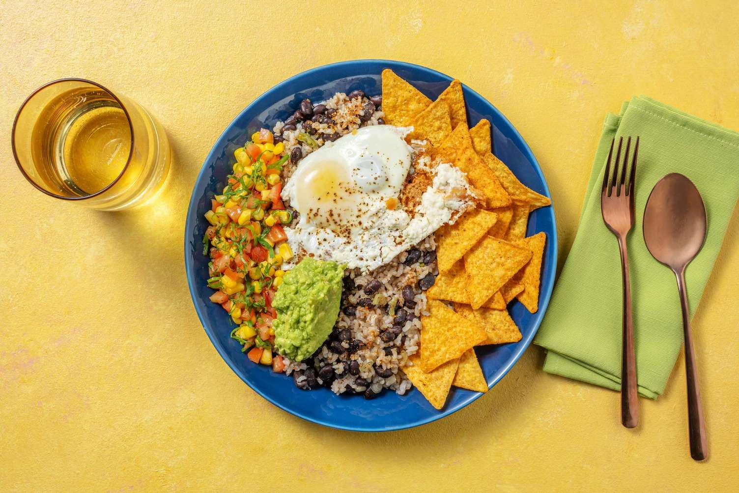 Bowl de huevos rancheros et salsa de tomate