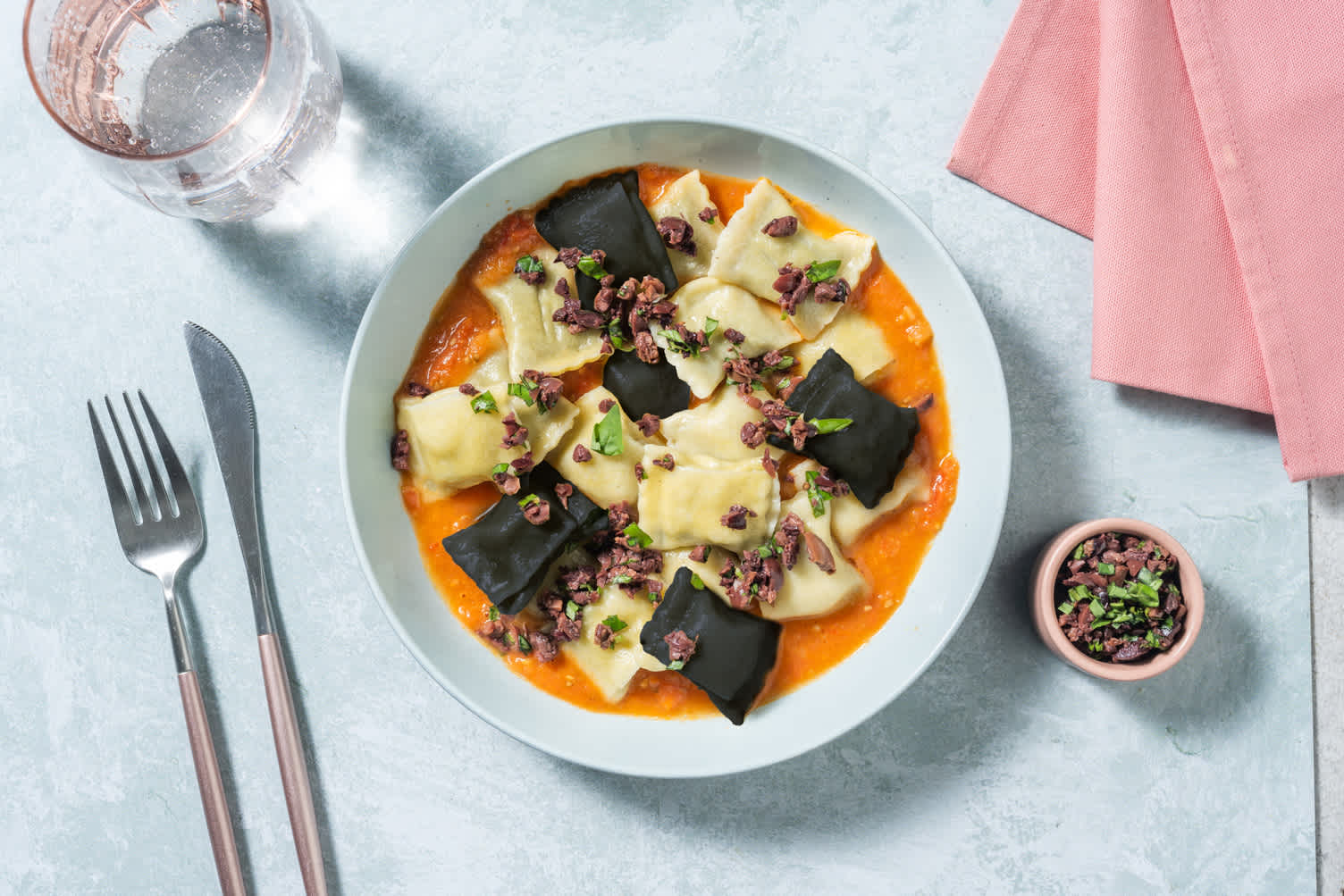 Ravioli bicolore di nasello alla mediterranea