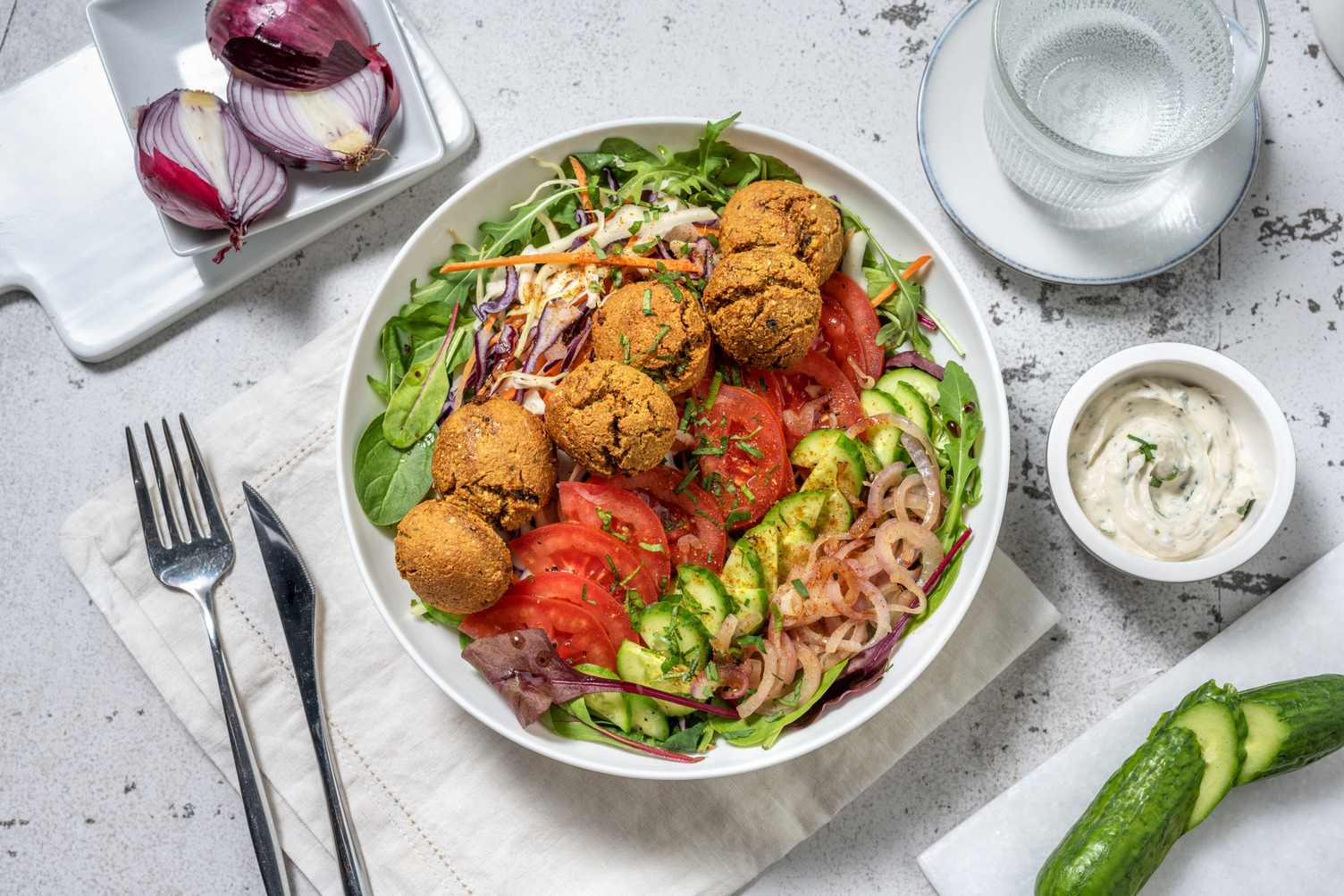 Falafel bowl, sauce aux herbes & tahini