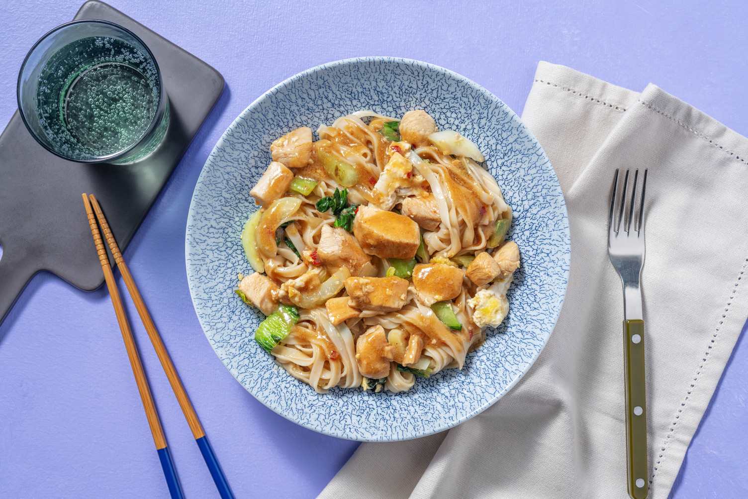 Pad see ew : nouilles de riz sautées au poulet