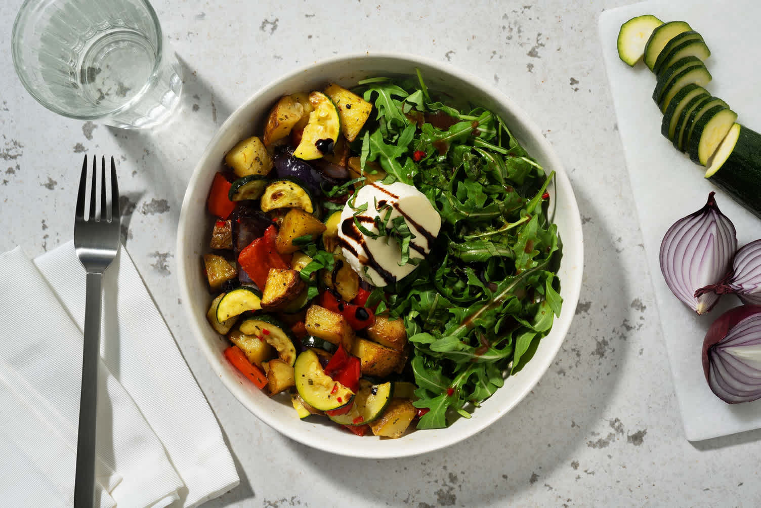 Büffelmozzarella auf Antipasti-Kartoffel-Salat