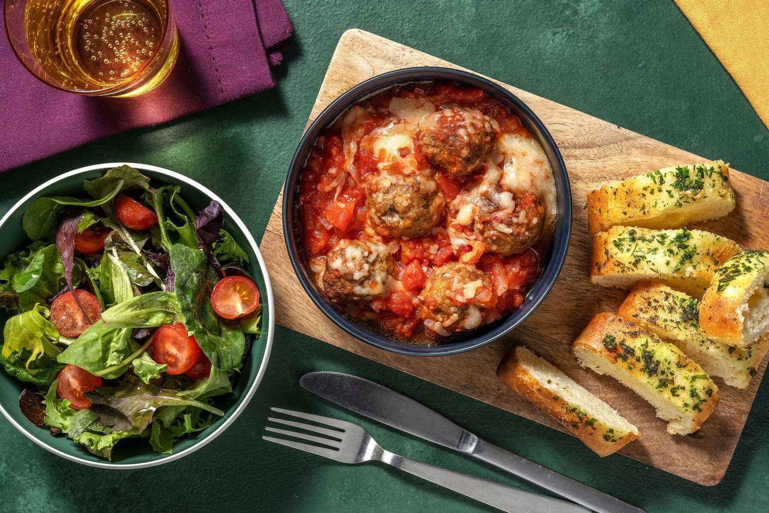 Gratinerte kjøttboller i tomatsaus