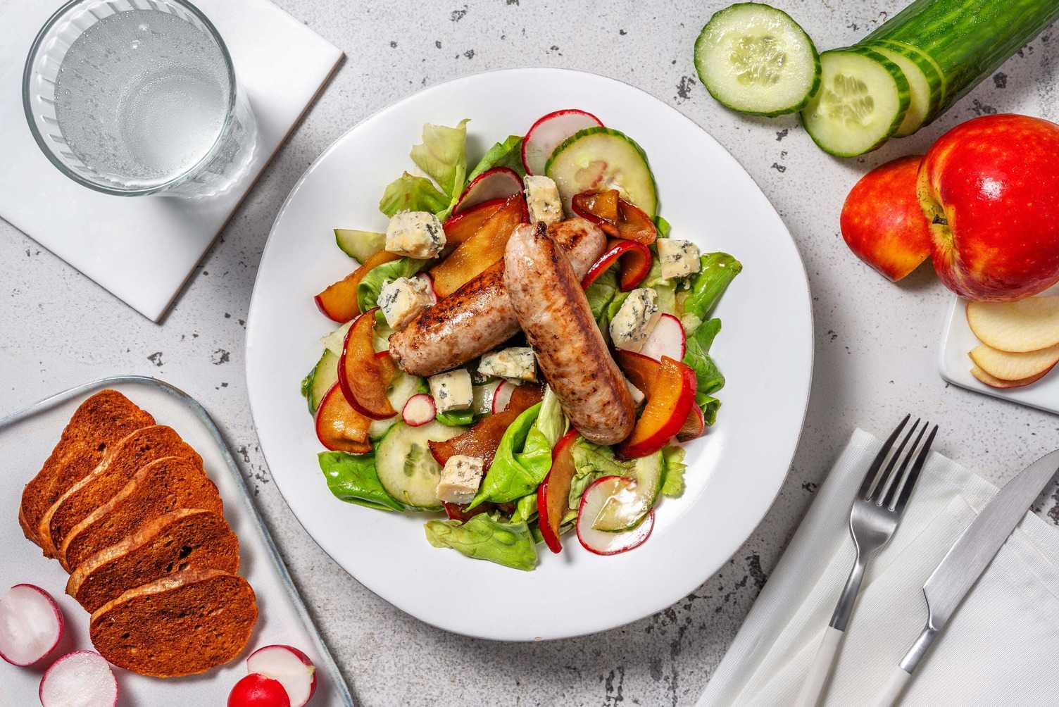 Salade met varkensworstjes, gebakken appel en blauwe kaas
