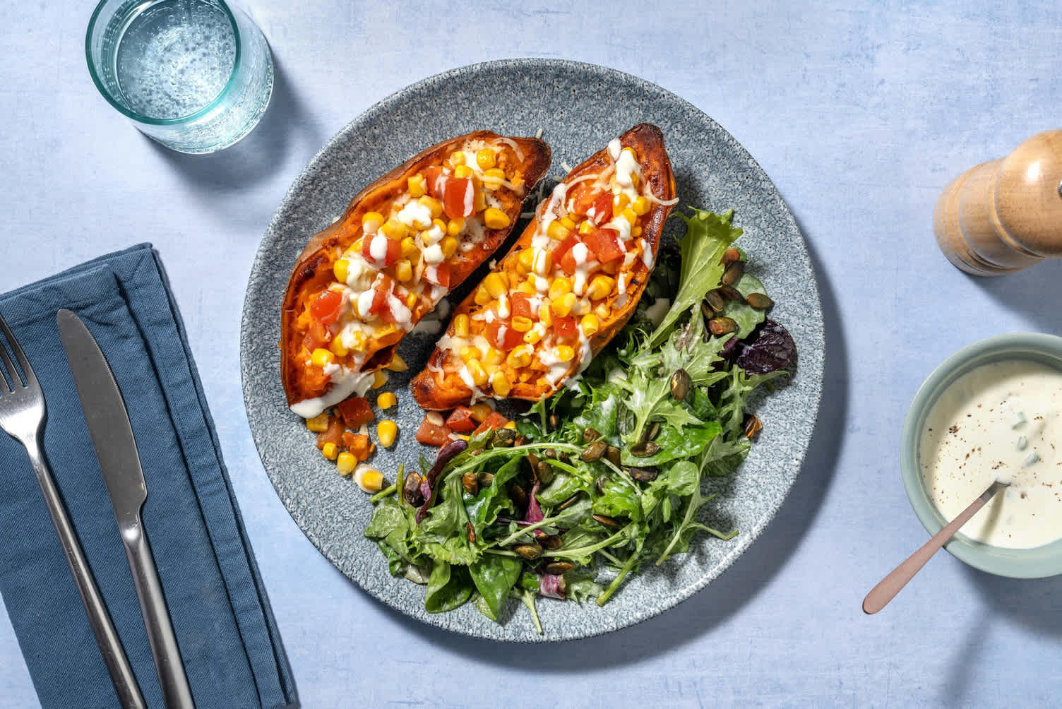 Loaded Jacket Sweet Potato mit Mais und Tomate