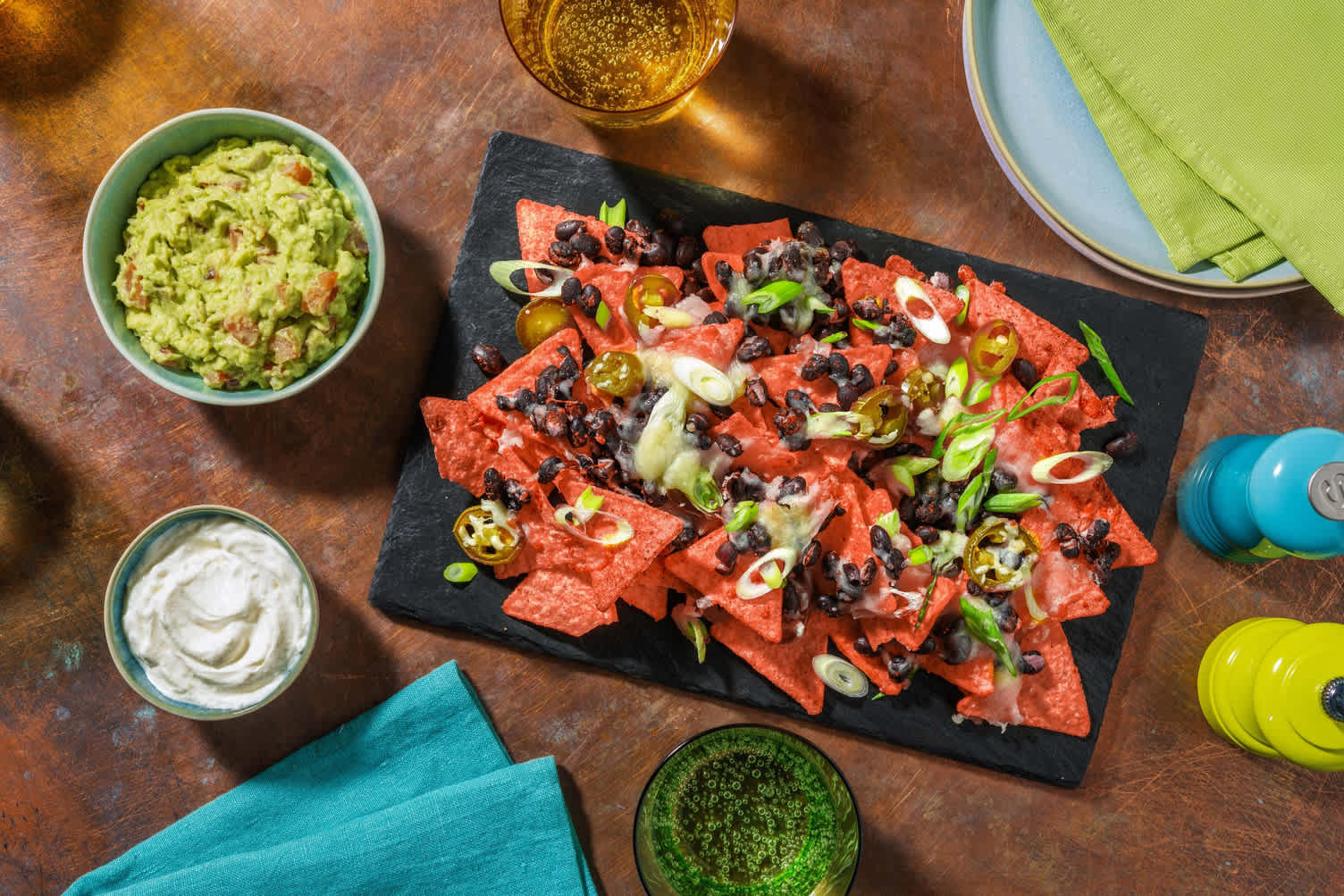 Nachos garnis d'haricots noirs épicés