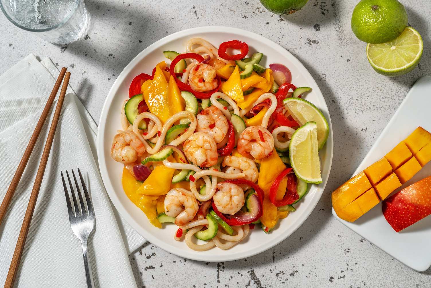 Salade de nouilles udon aux crevettes et à la mangue