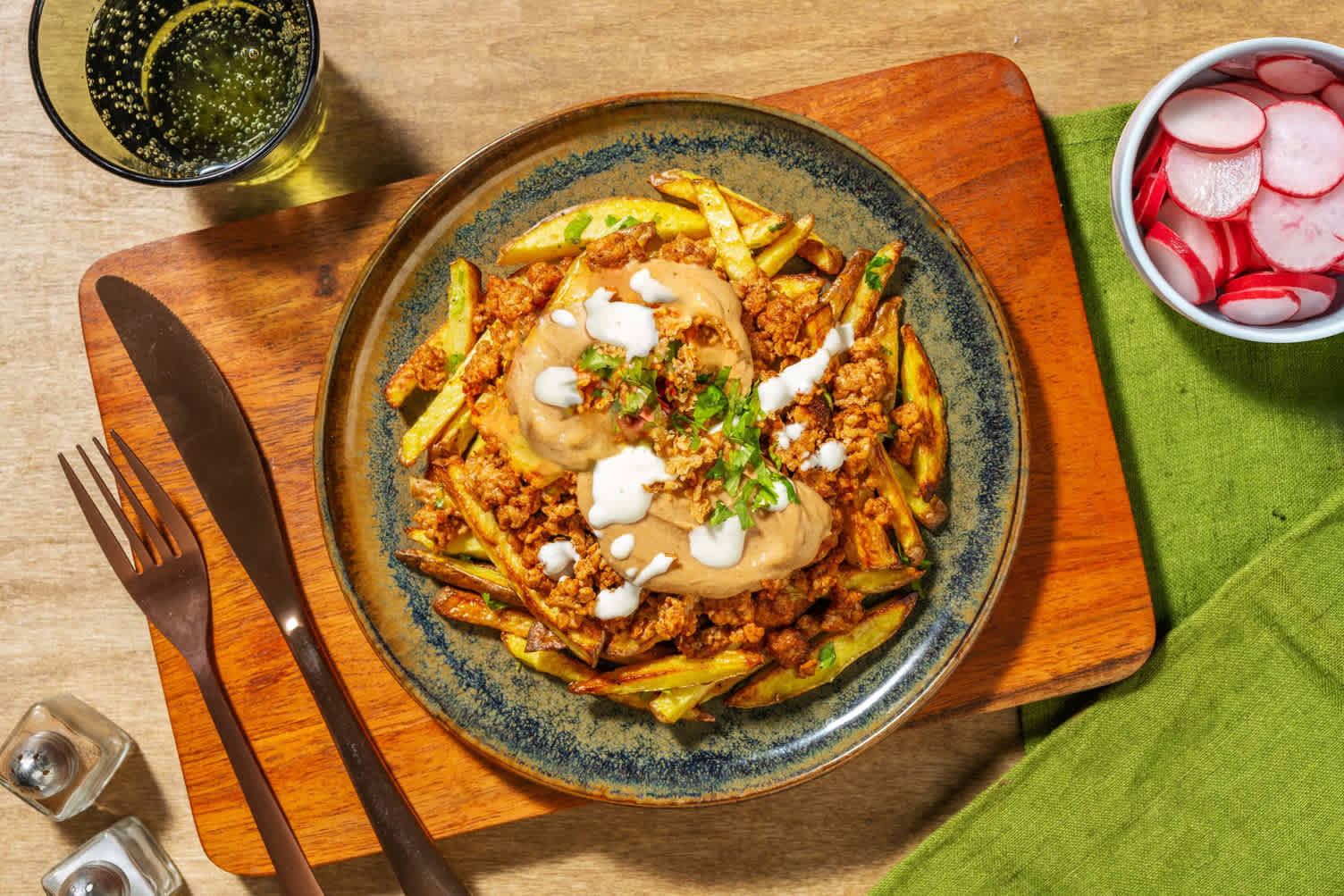 Frites à l’indonésienne avec sauce saté et poulet haché