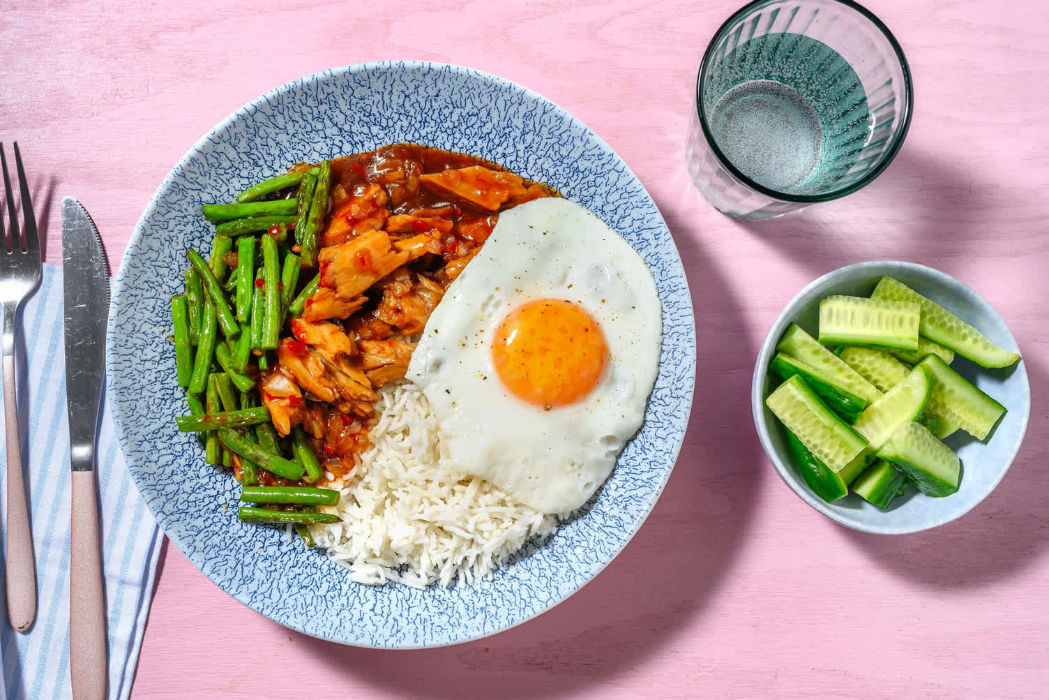 Roerbak van vegetarische kipstukjes en sperziebonen