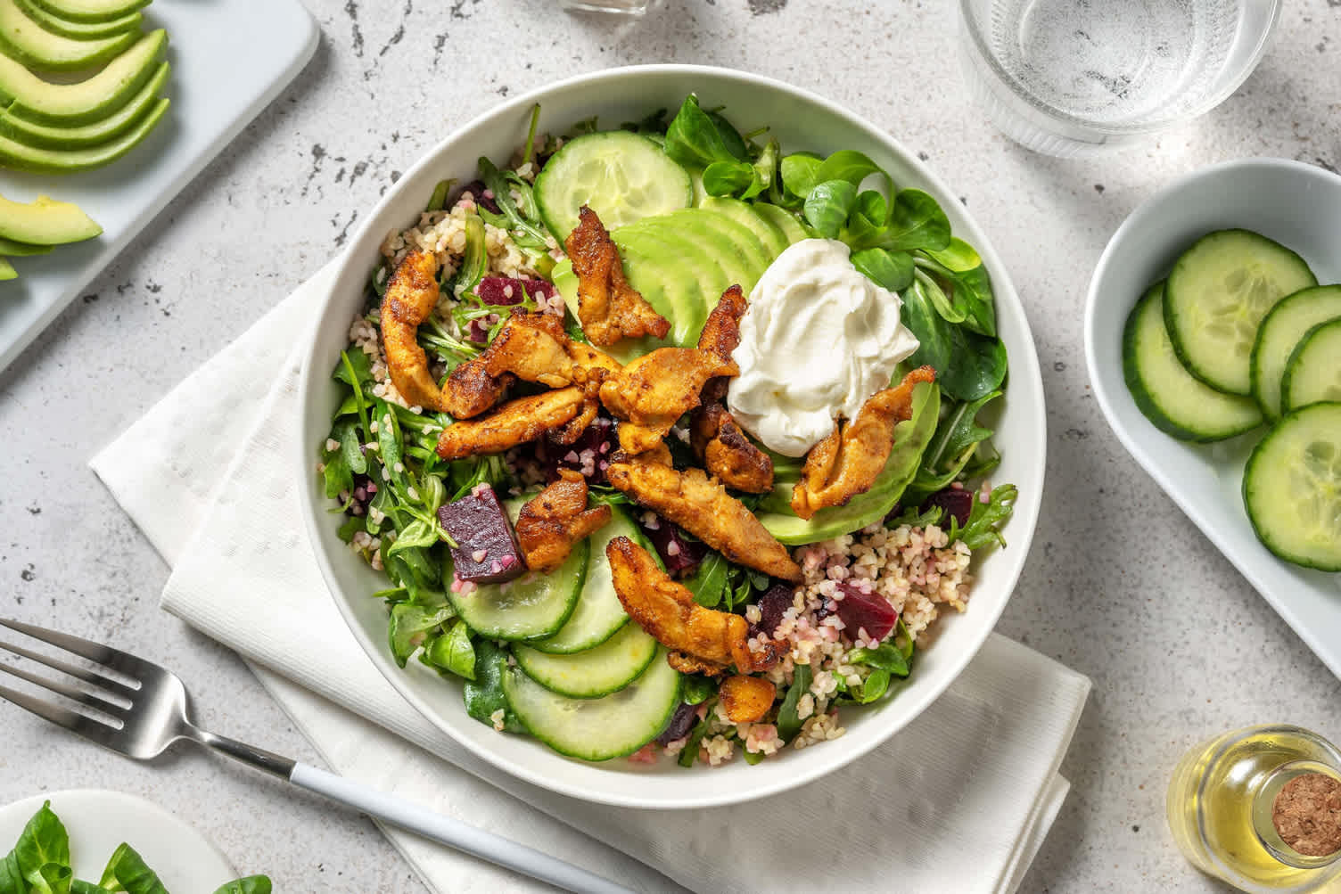 Bulgursalade met kipgyros en avocado
