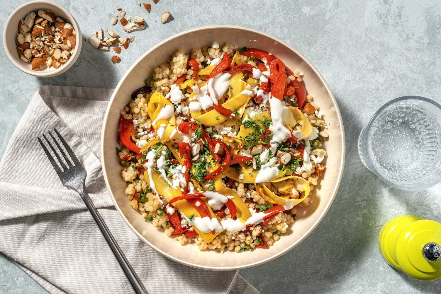 Couscous perlé garni de poivron rôti et fromage grec