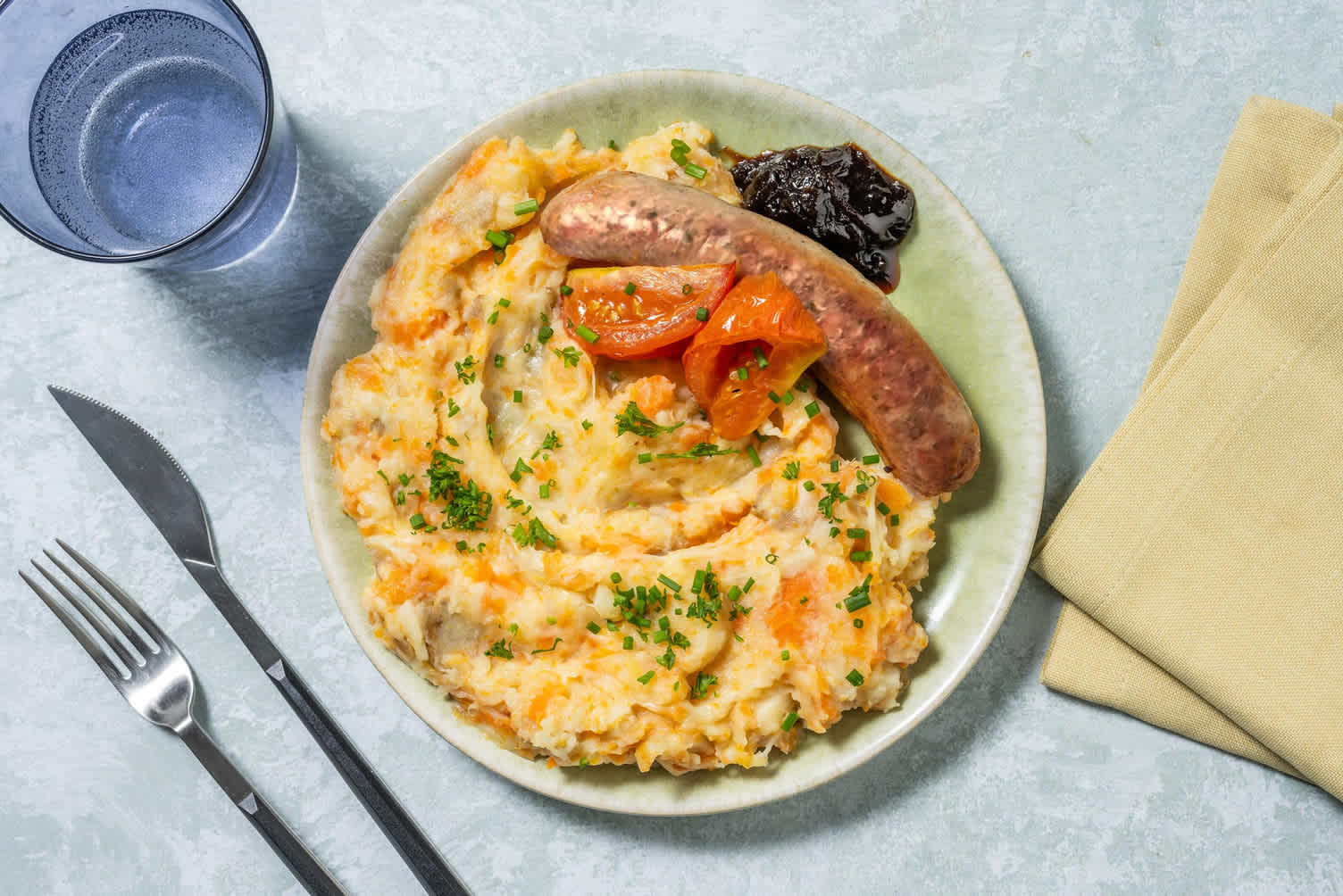 Saucisse de porc et stoemp au panais et à la carotte