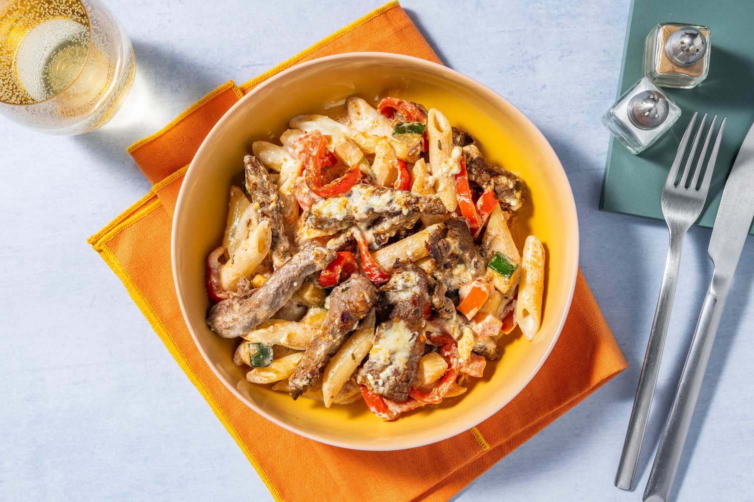 Pastaschotel Griekse stijl met biefstukreepjes