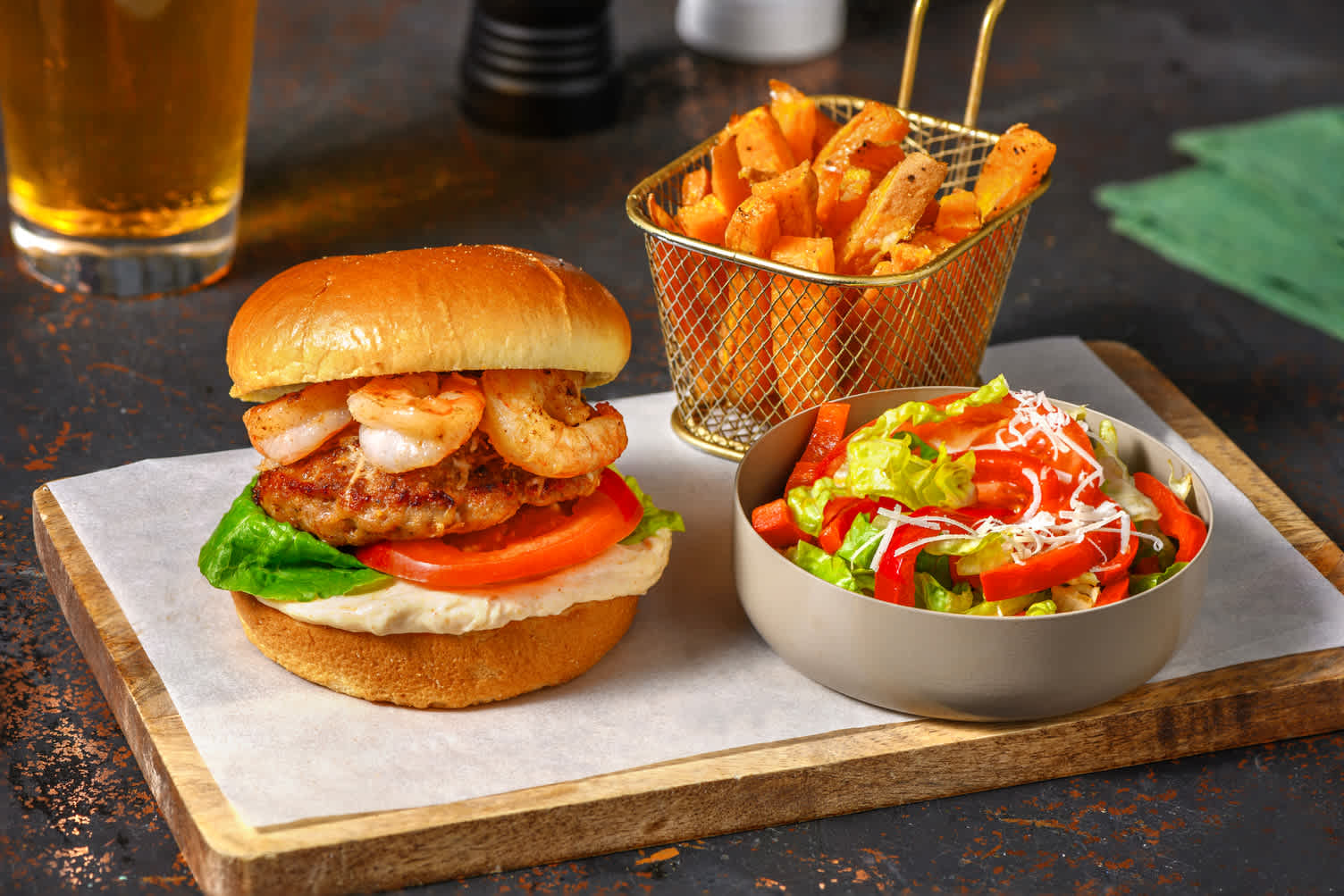 Surf & turf: piri-piriburger met knoflookgarnalen