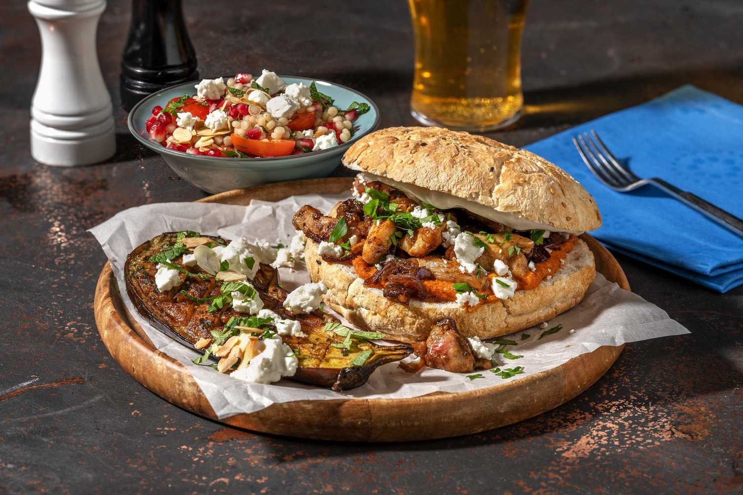 Turks broodje met kippendijreepjes met kebabkruiden