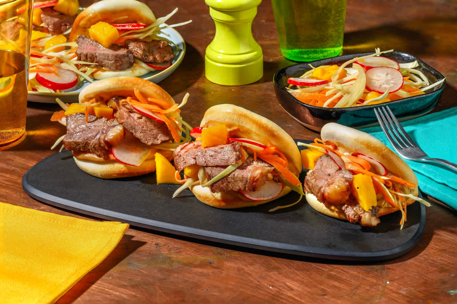 Bao bun à la vietnamienne garni de steak mariné