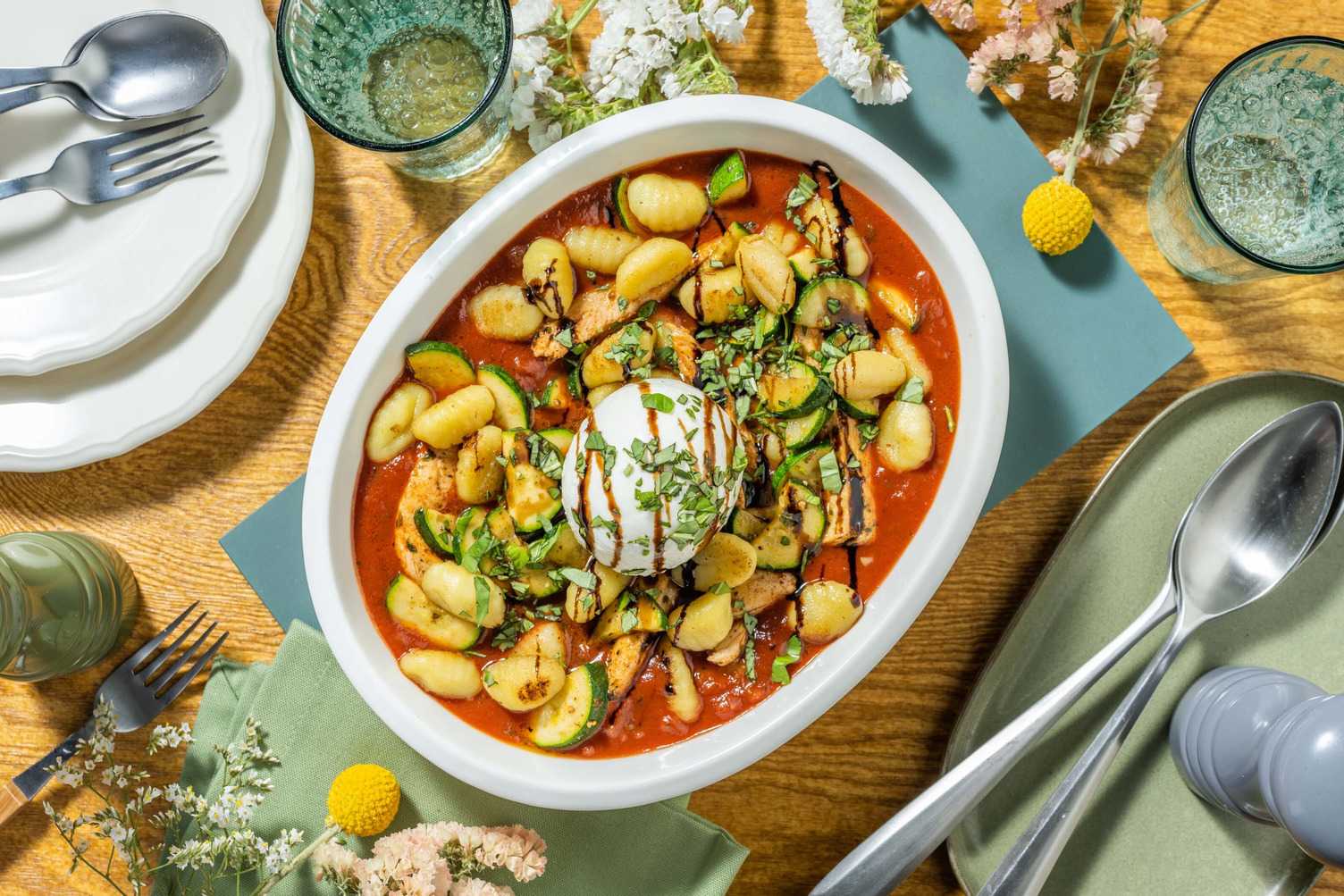 Gebakken gnocchi met gemarineerde kipfiletreepjes