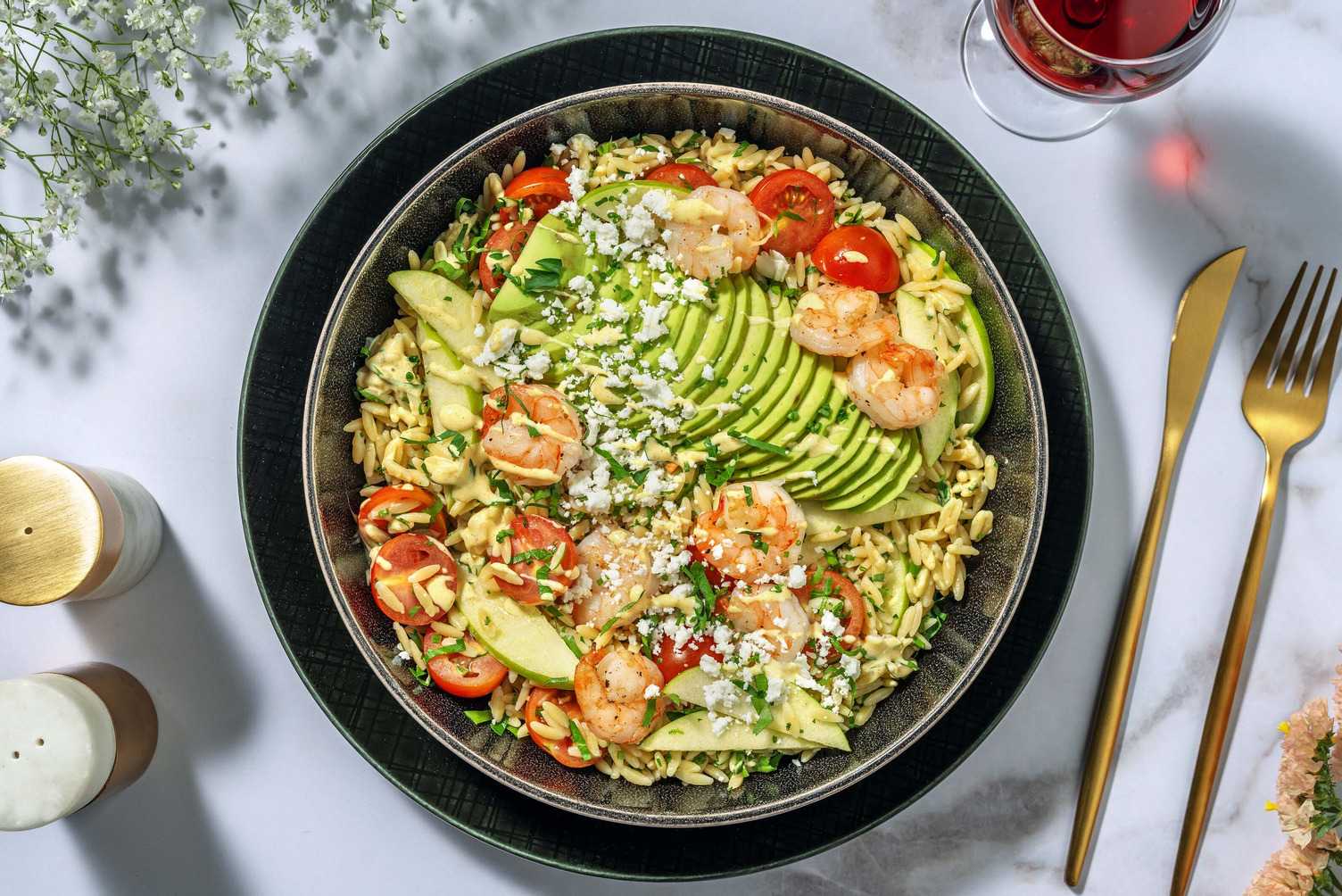 Lauwwarme salade met garnalen, geitenkaas en kerriedressing 