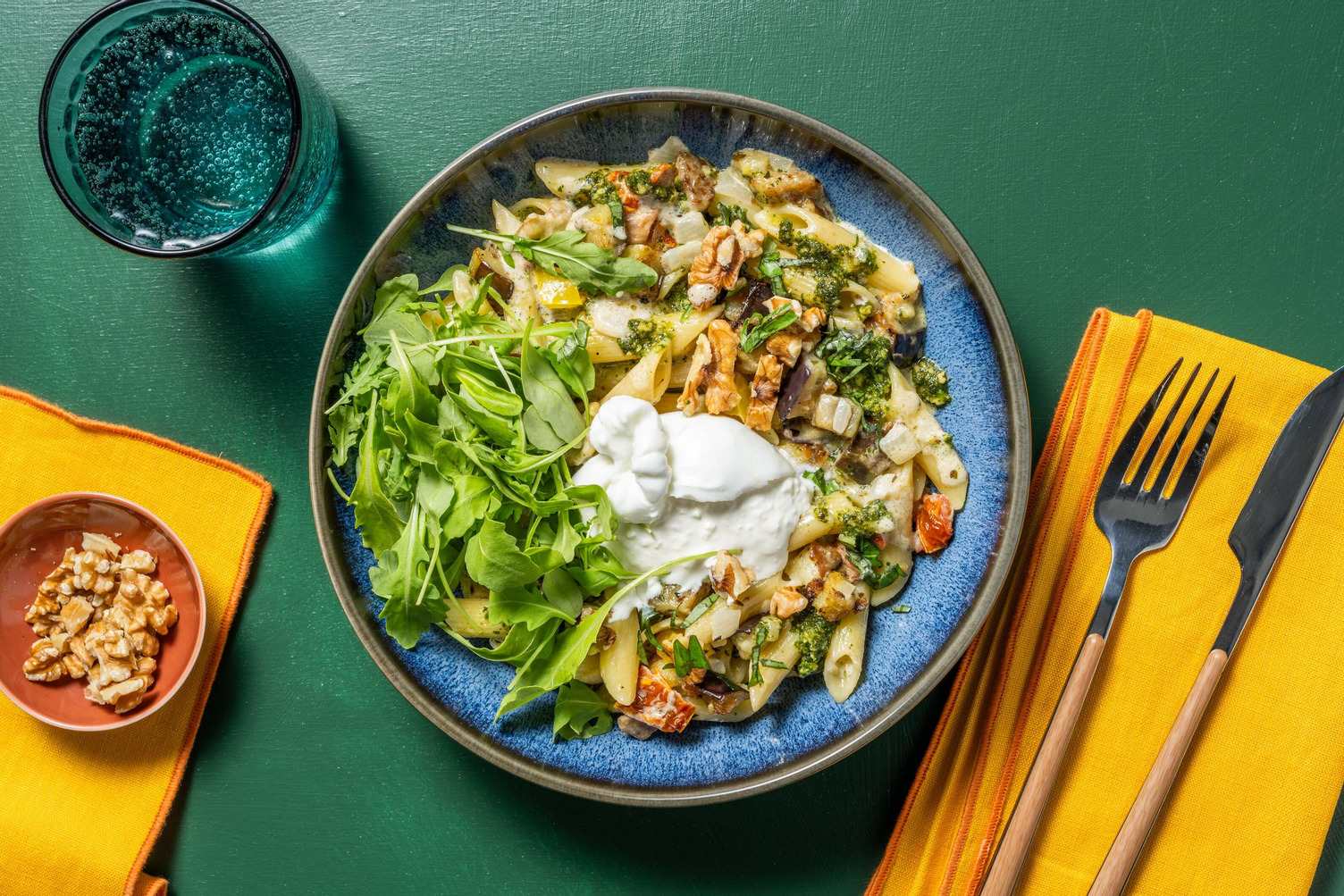Penne en sauce crémeuse garnies de burrata et noix