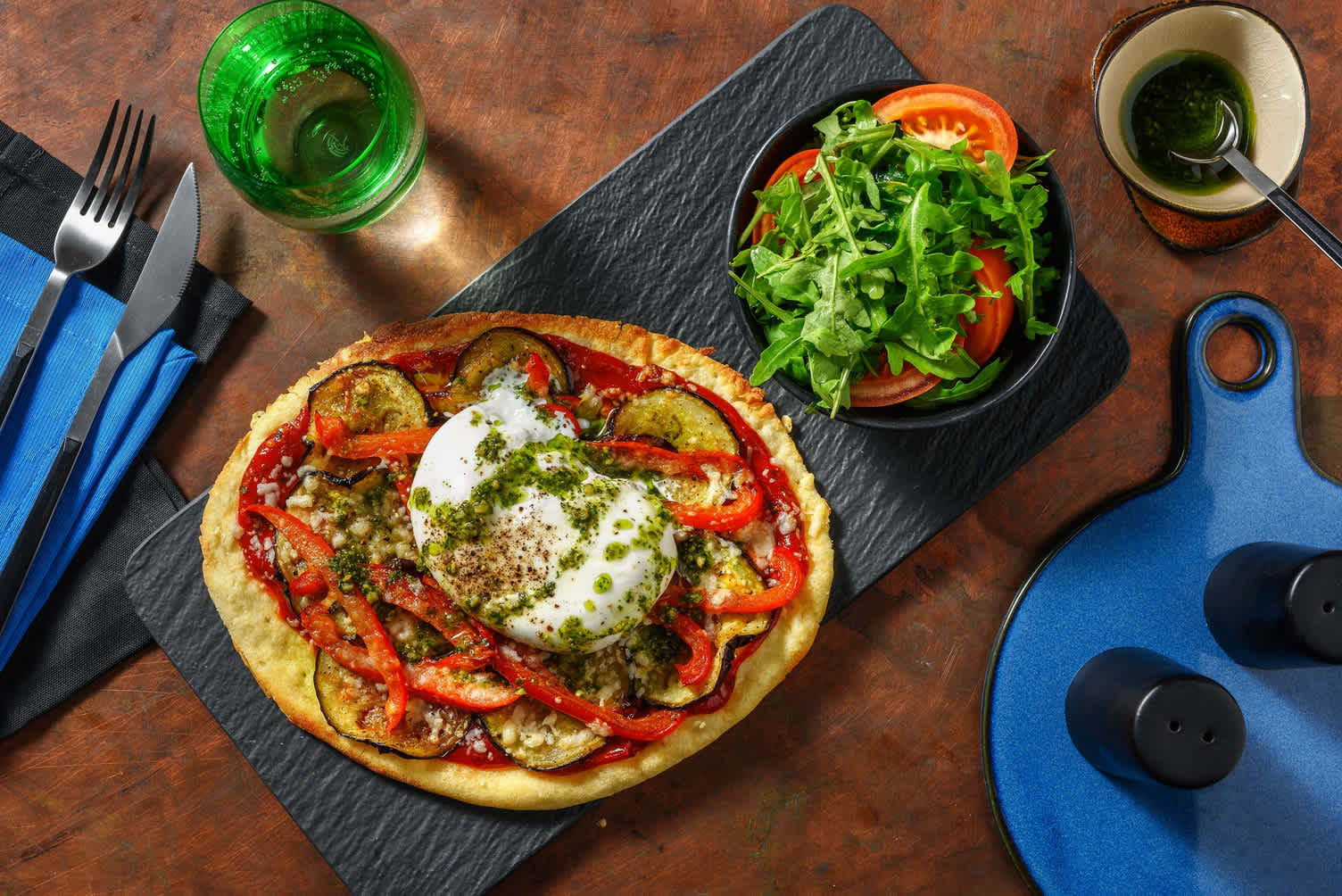 Cheesy pizza sur pain naan garnie de burrata et fromage italien