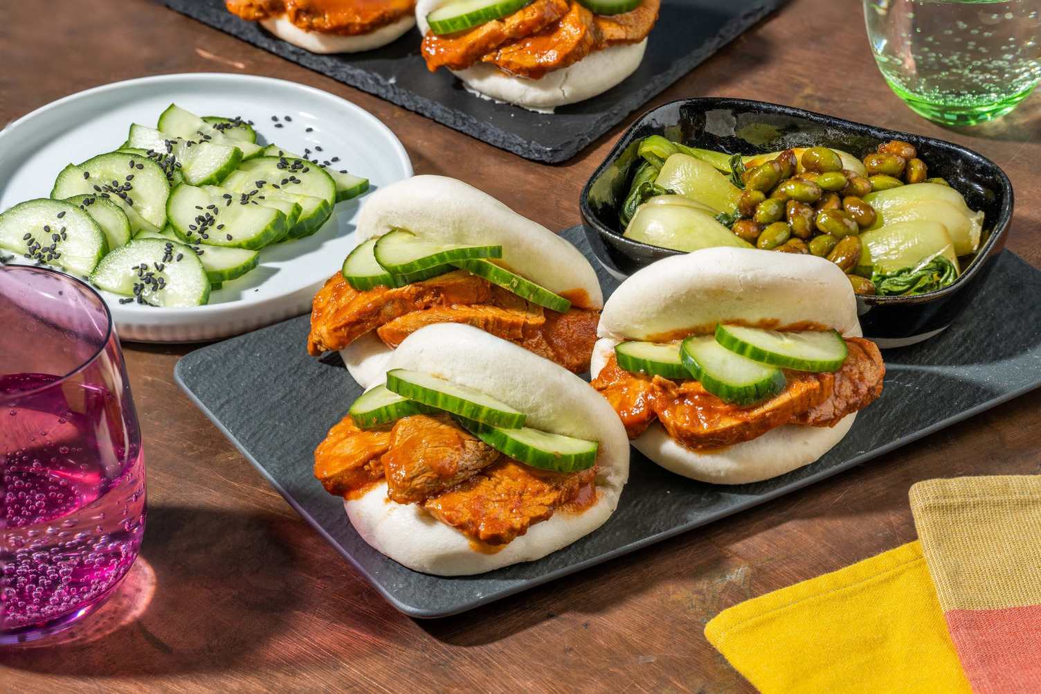 Bao buns garnis de filet mignon en sauce avec pak-choï et fèves de soja