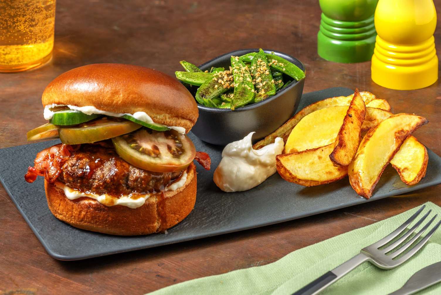 Teriyakiburger met ontbijtspek op brioche