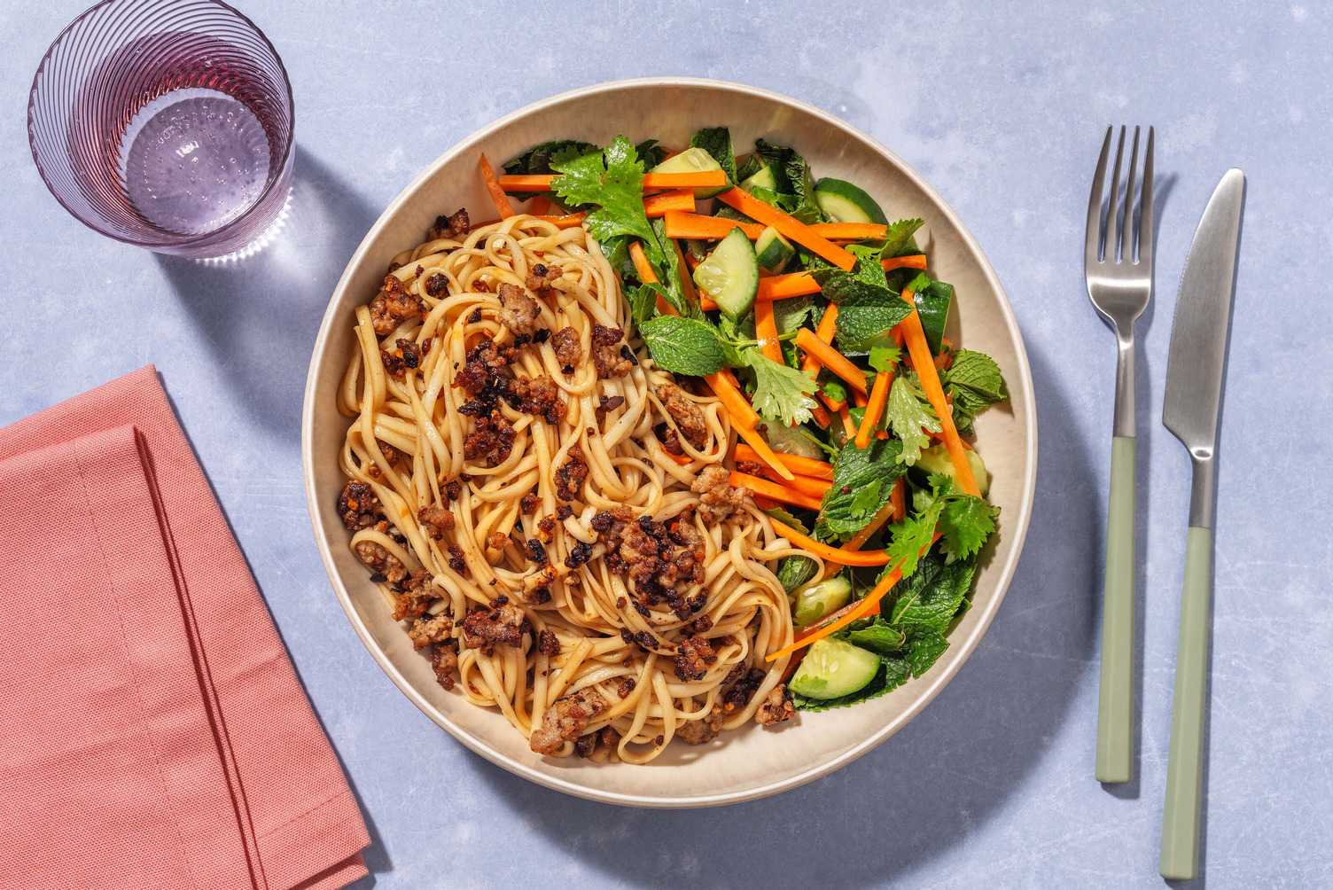 Snabba vietnamesiska udonnudlar på fläskfärs